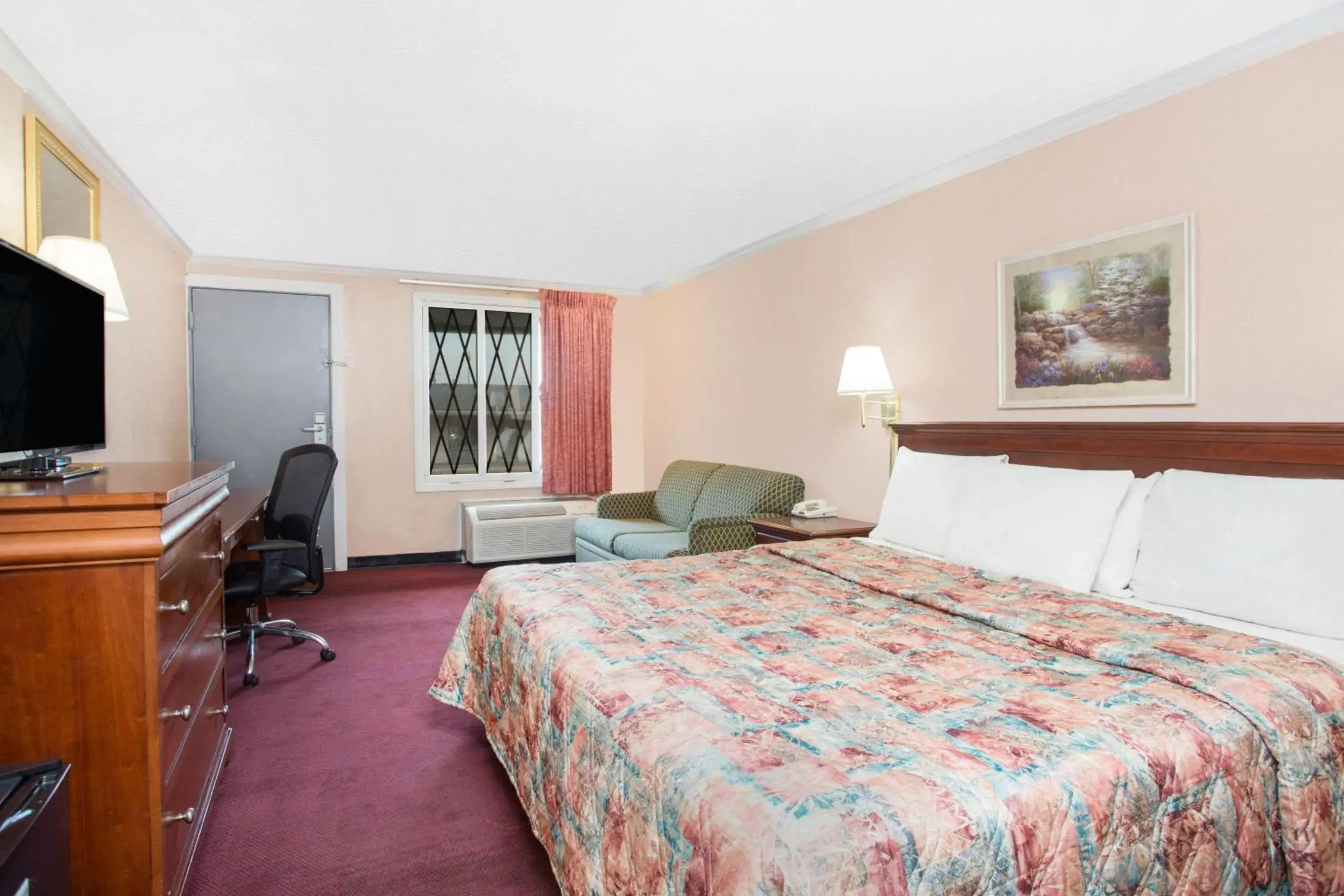 Photo of the whole room, Bed in Knights Inn - Augusta