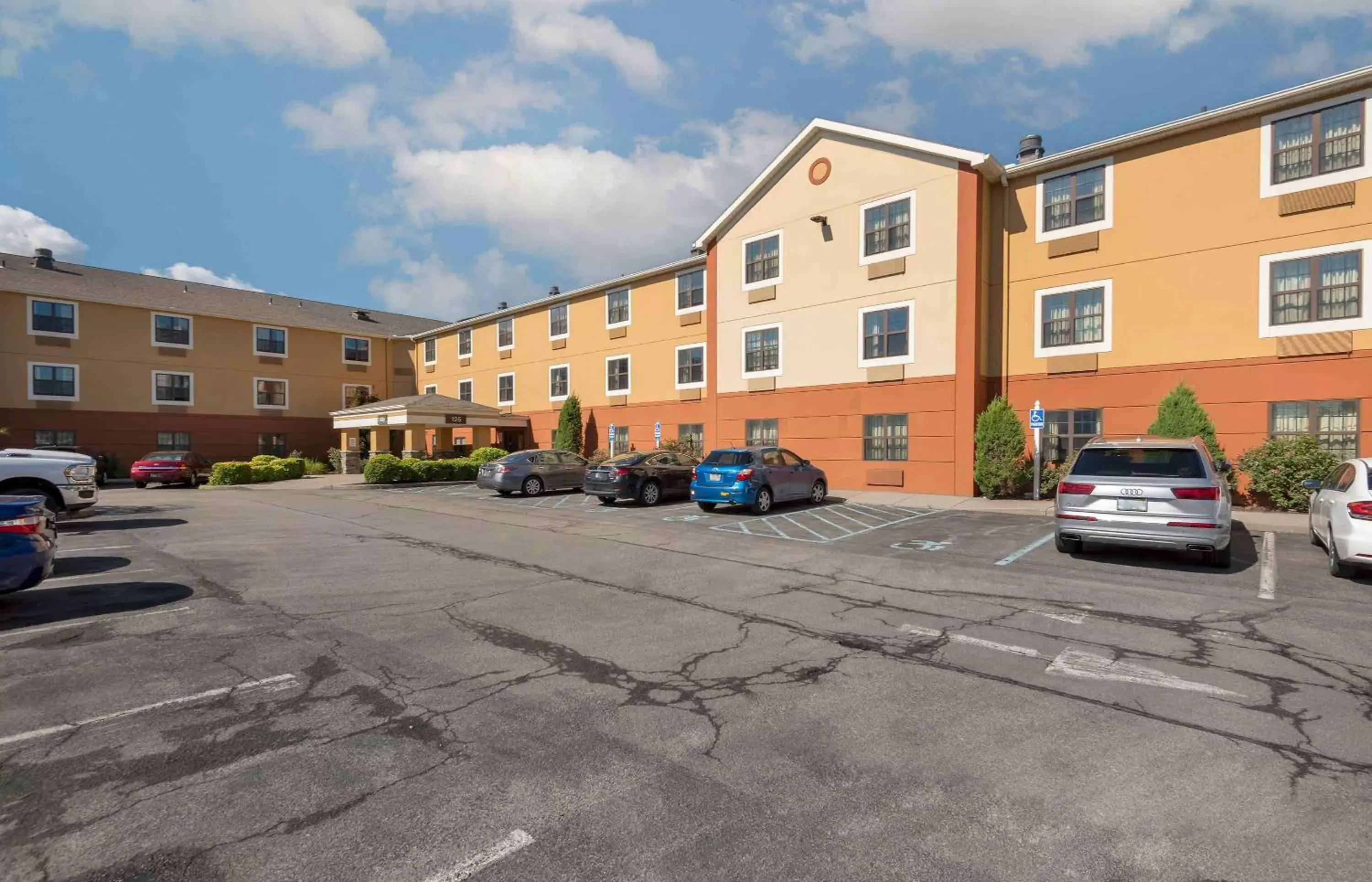 Property building in Extended Stay America Suites - Buffalo - Amherst Property building in Extended Stay America Suites - Buffalo - Amherst