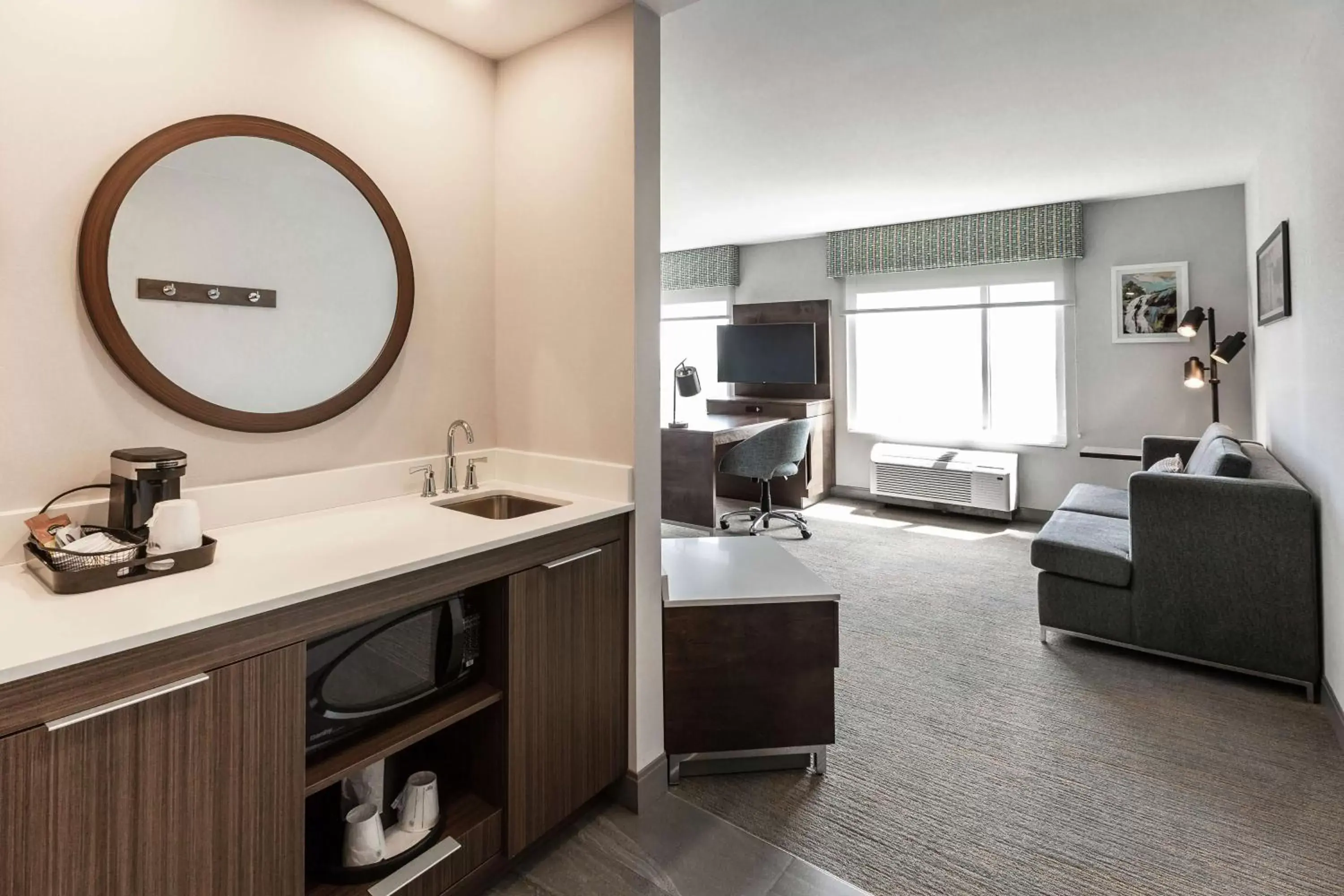 Bed, TV/Entertainment Center in Hampton Inn & Suites by Hilton Québec - Beauport