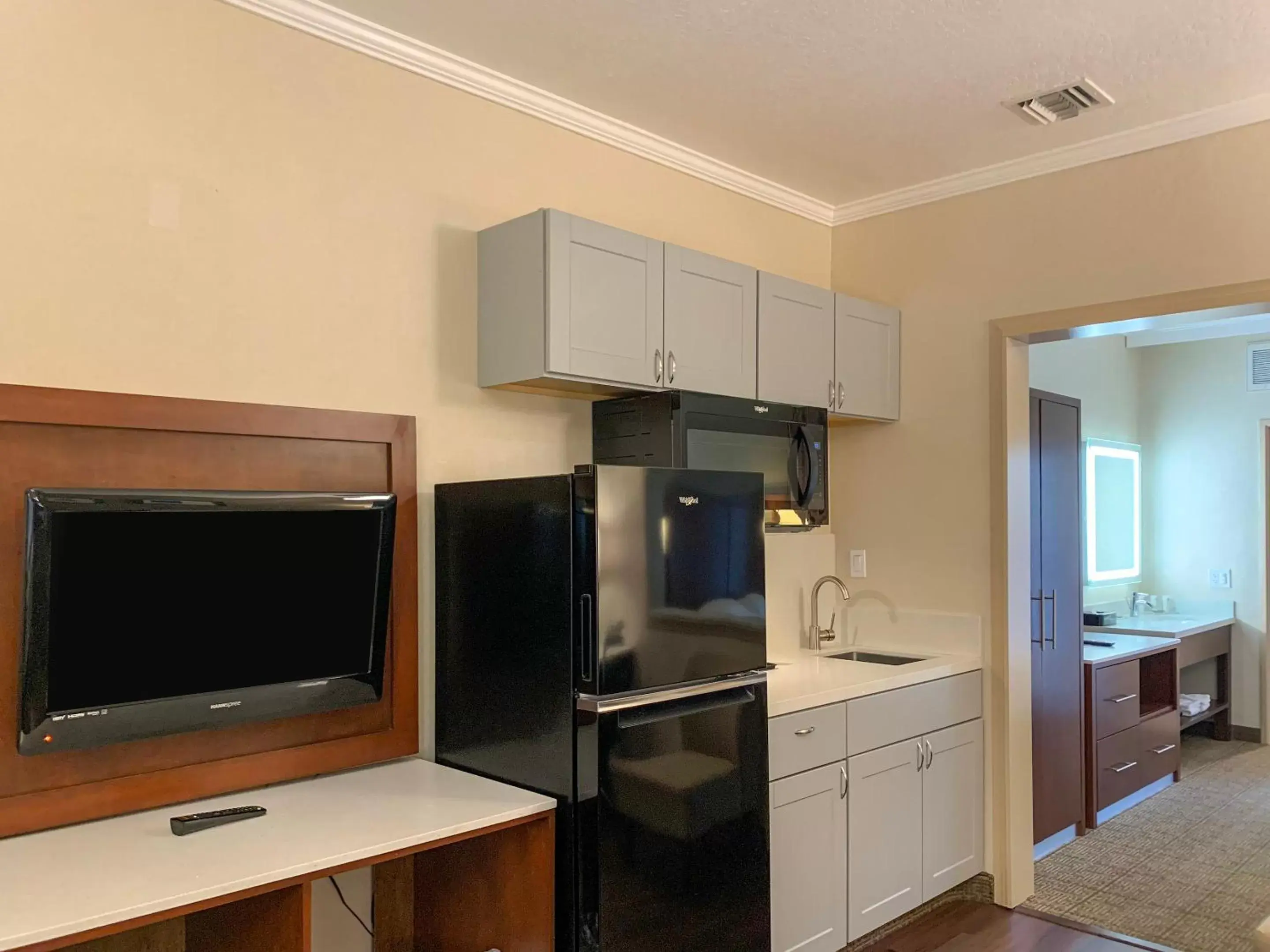 TV/Entertainment Center in MainStay Suites John Wayne Airport, a Choice Hotel