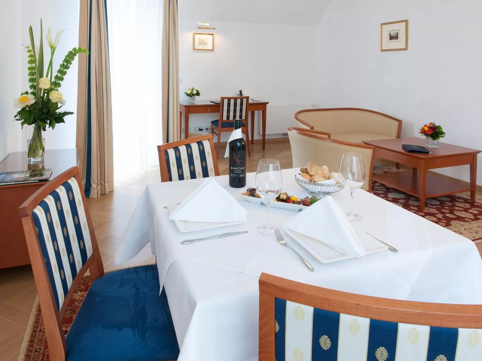 Dining area in Hotel Ambassador