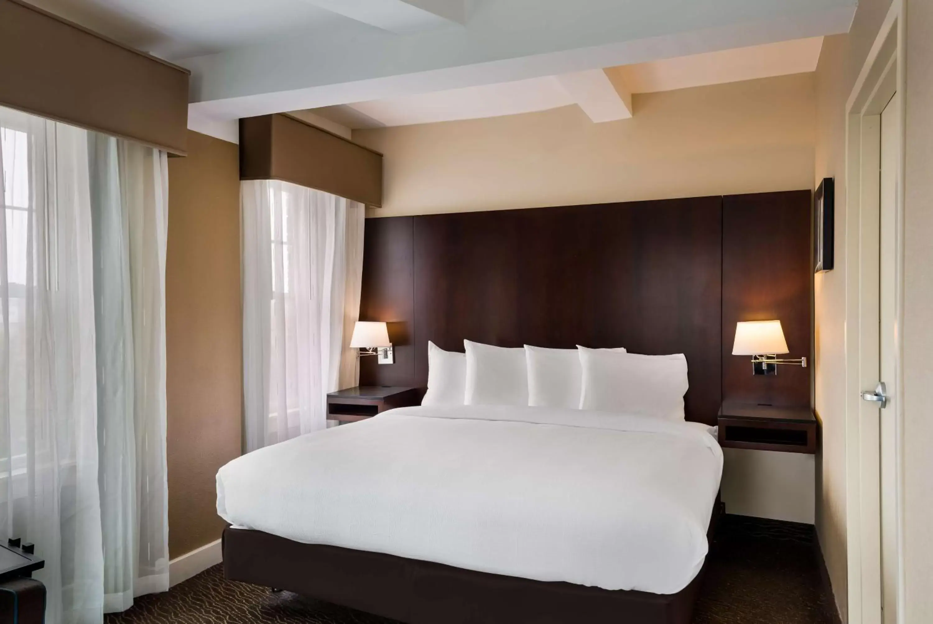Photo of the whole room, Bed in Best Western Syracuse Downtown Hotel and Suites