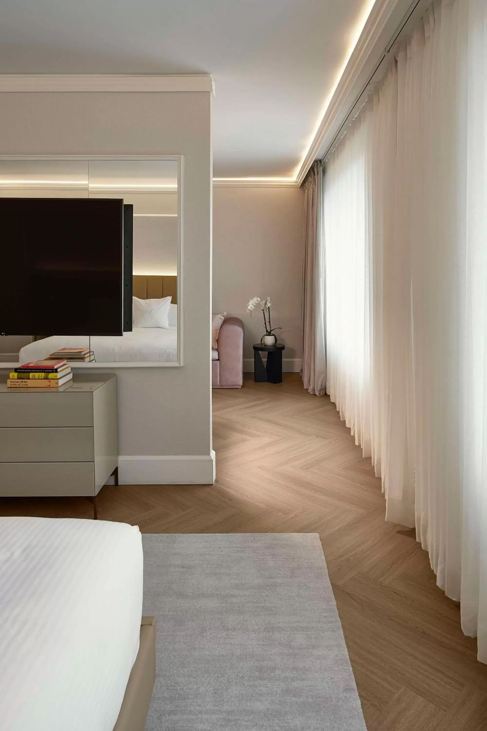 Bedroom, TV/Entertainment Center in Vogue Hotel Montreal Downtown, Curio Collection by Hilton