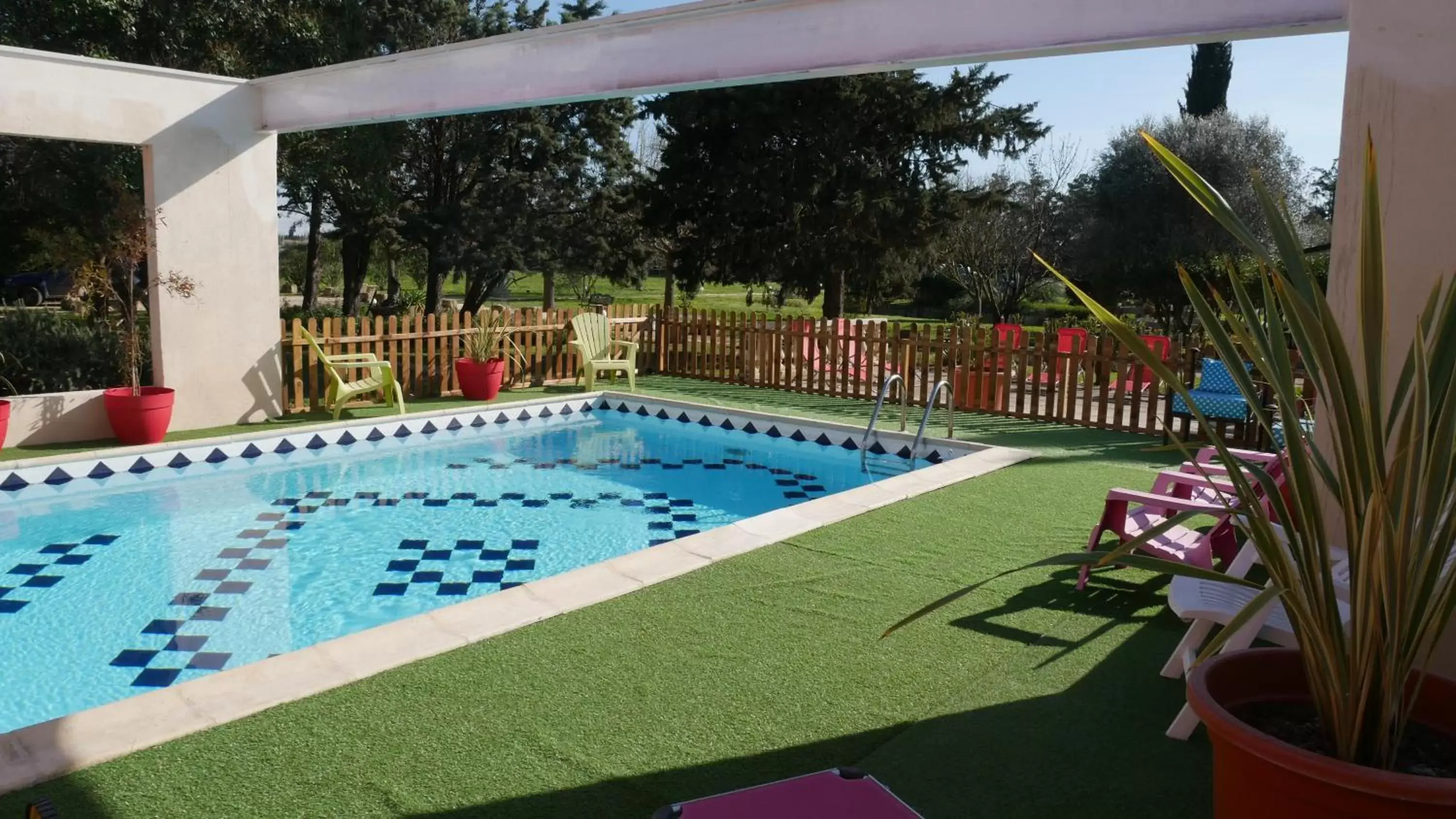 Swimming Pool in MAS MAURANE-Chambre d'hôte avec SPA privé