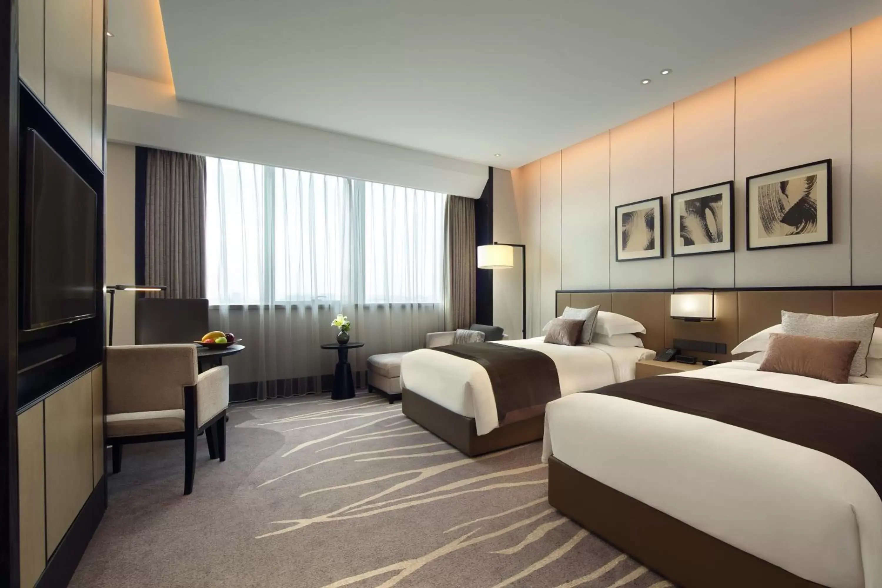 Bedroom, Bed in InterContinental Shanghai Hongqiao NECC, an IHG Hotel