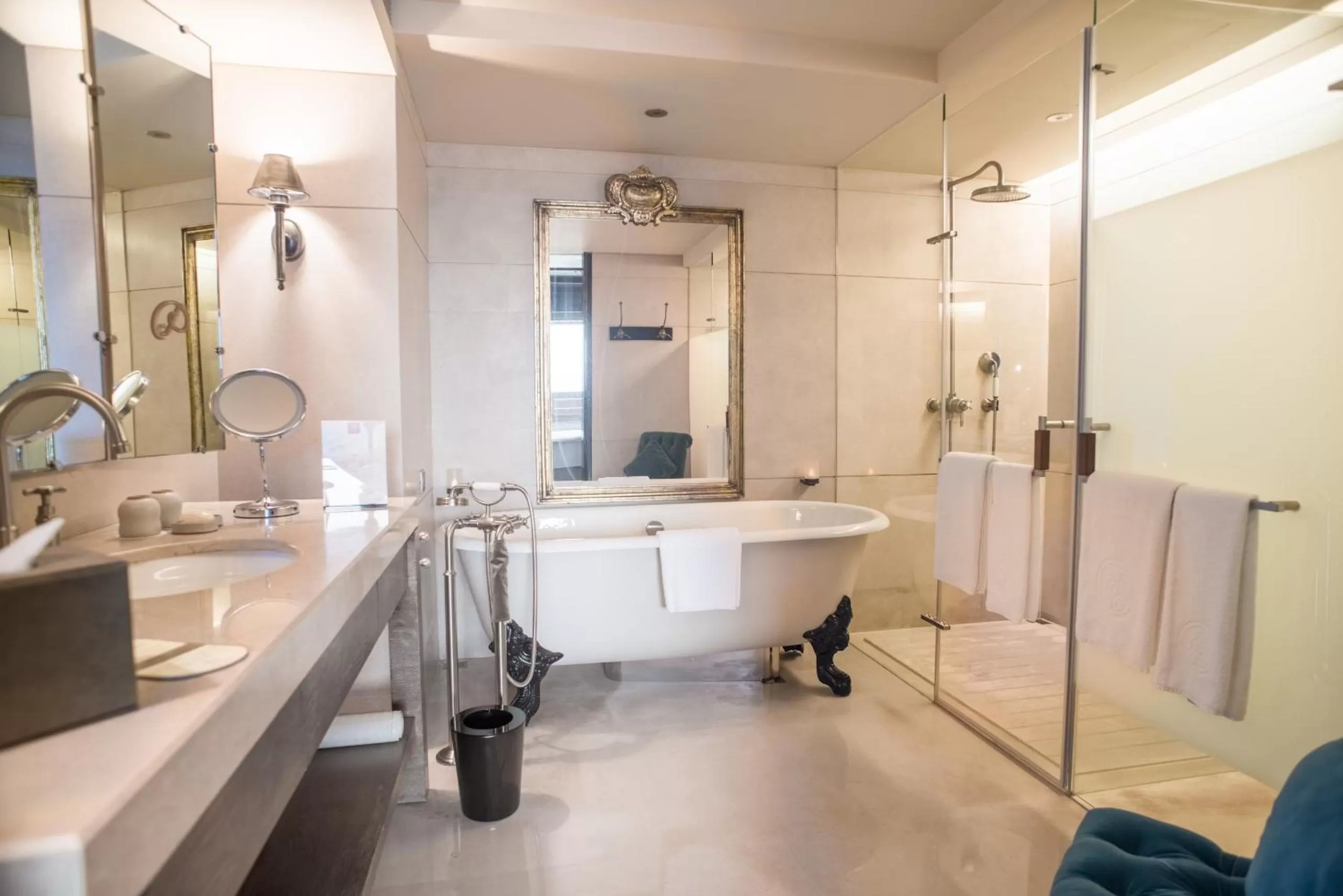 Shower in Palais de Chine Hotel