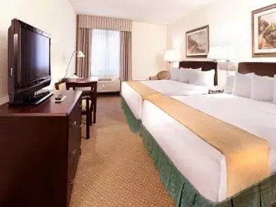 Bedroom, Bed in Ann Arbor Regent Hotel and Suites