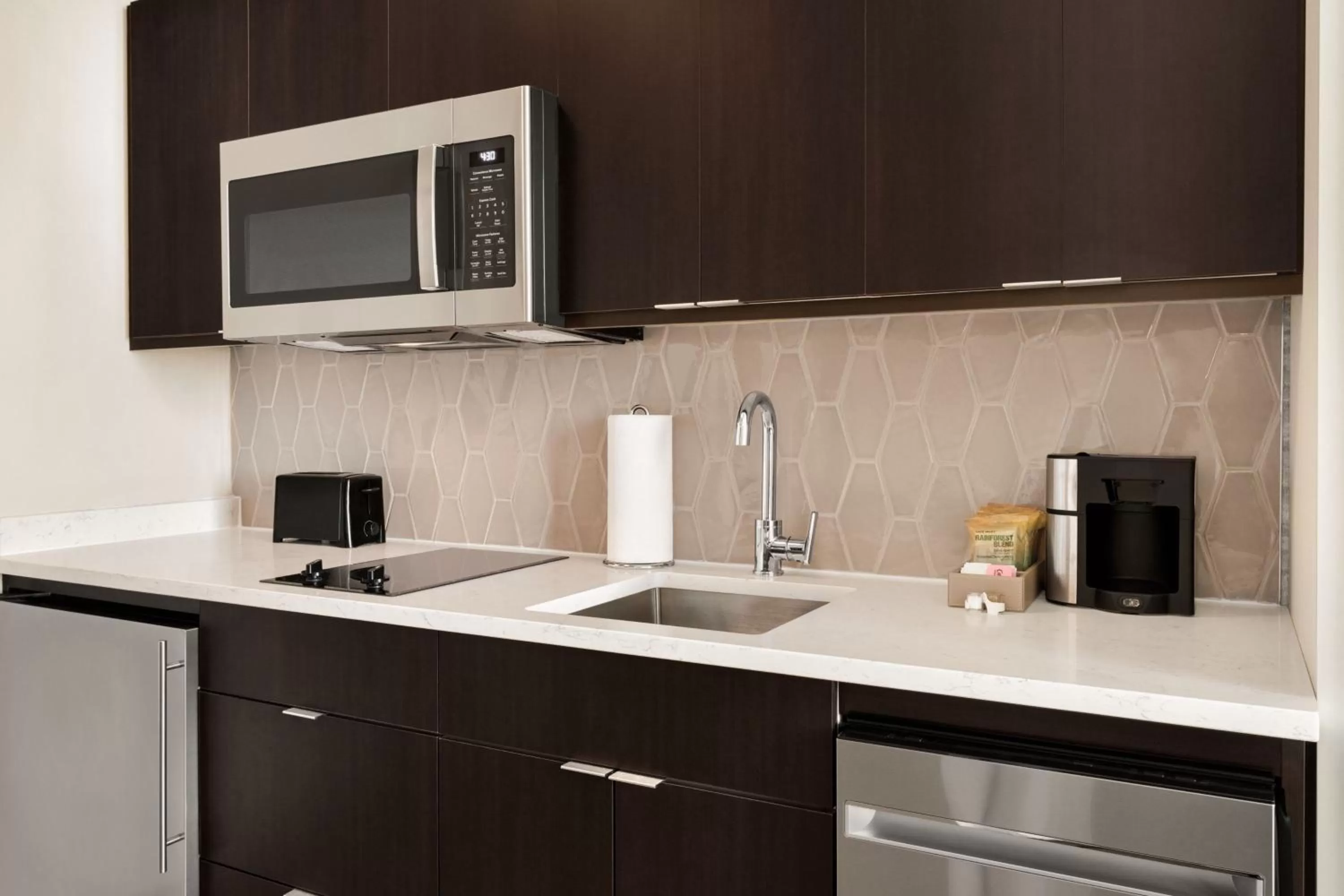 Kitchen or kitchenette in Residence Inn by Marriott New York JFK Airport