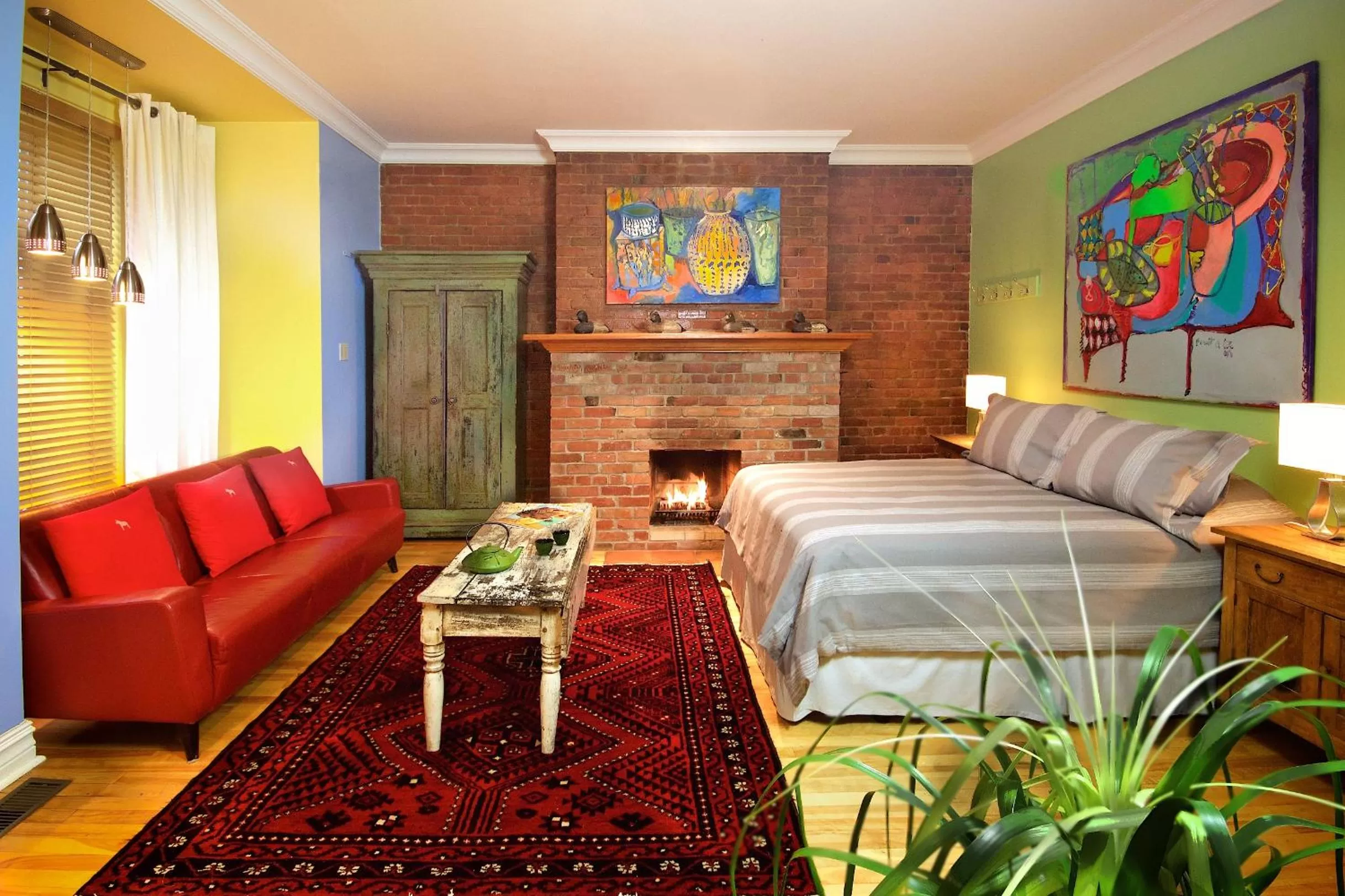 Photo of the whole room, Bed in Auberge Les Bons Matins