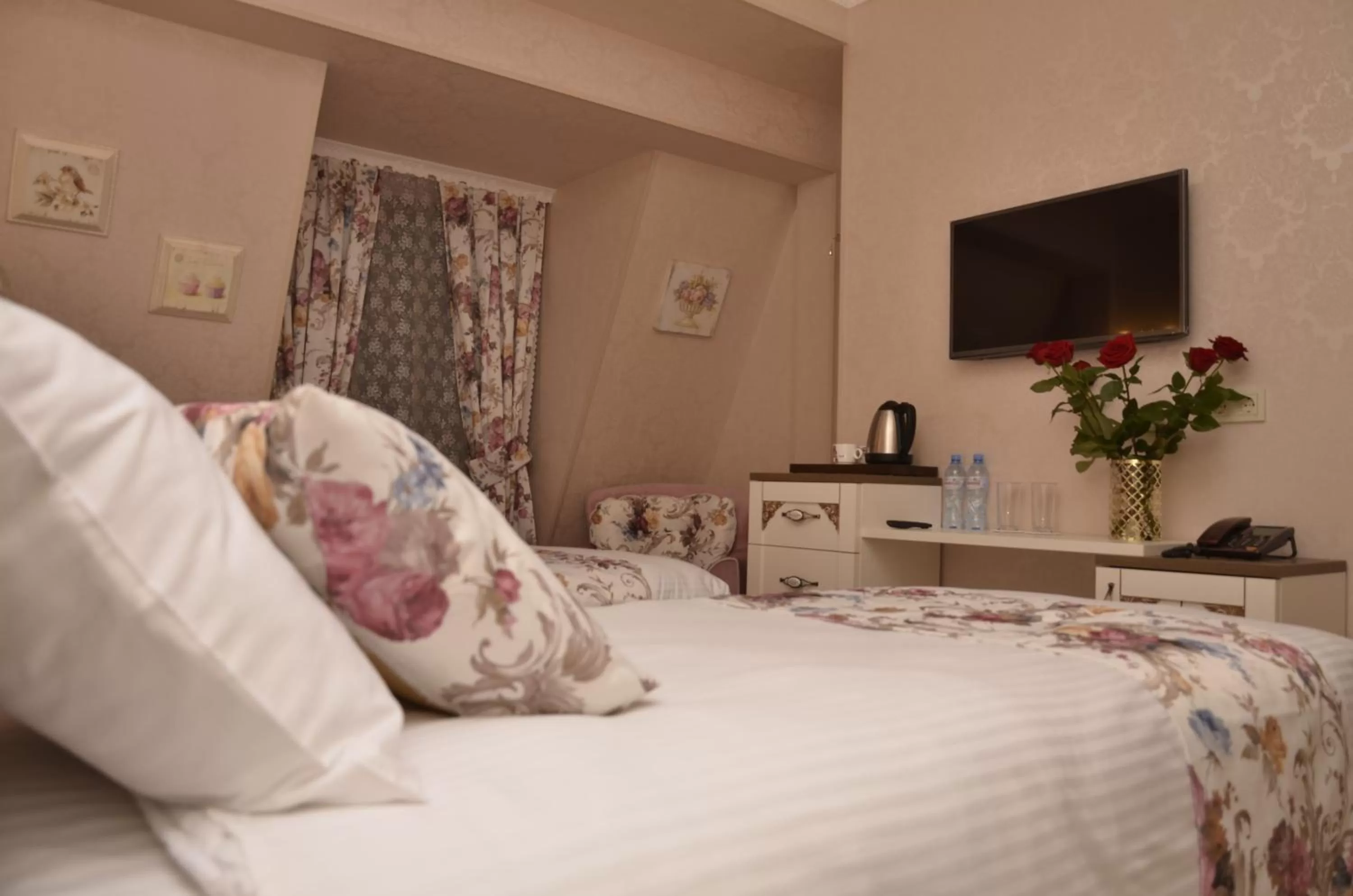 Photo of the whole room in English Home Hotel Tbilisi