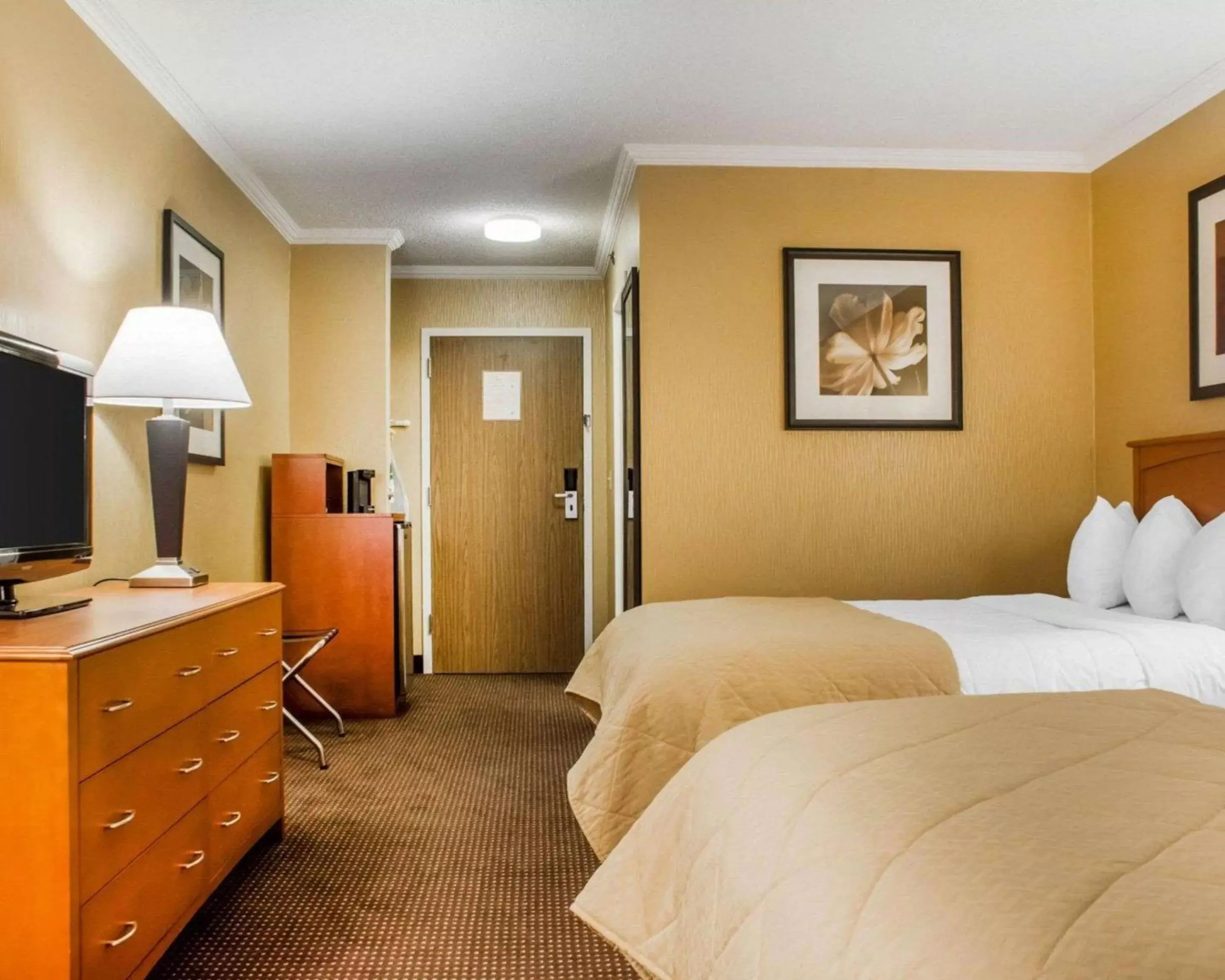 Photo of the whole room, Bed in Clarion Hotel & Suites Riverfront Oswego