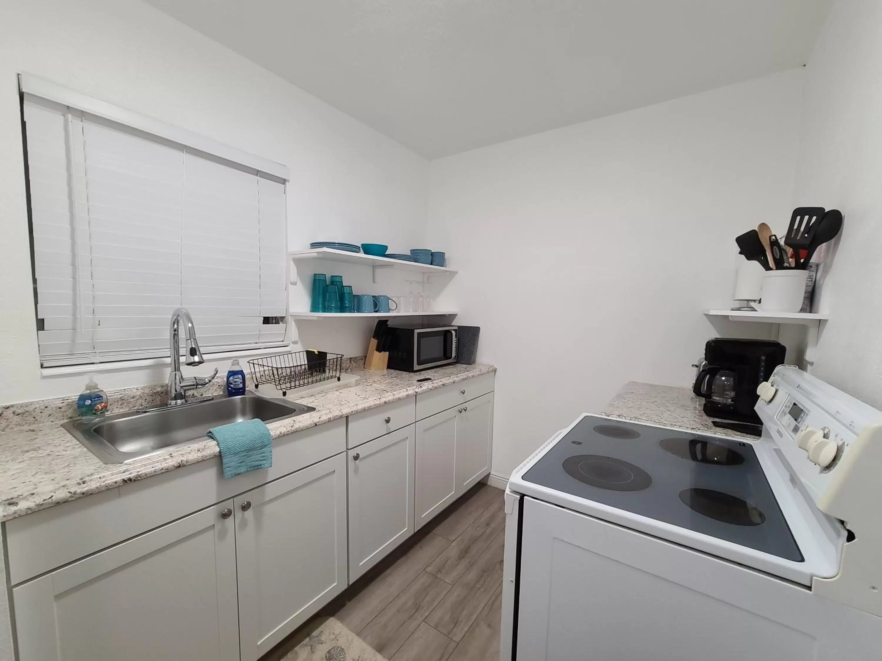 Kitchen or kitchenette in Sun Island Motel