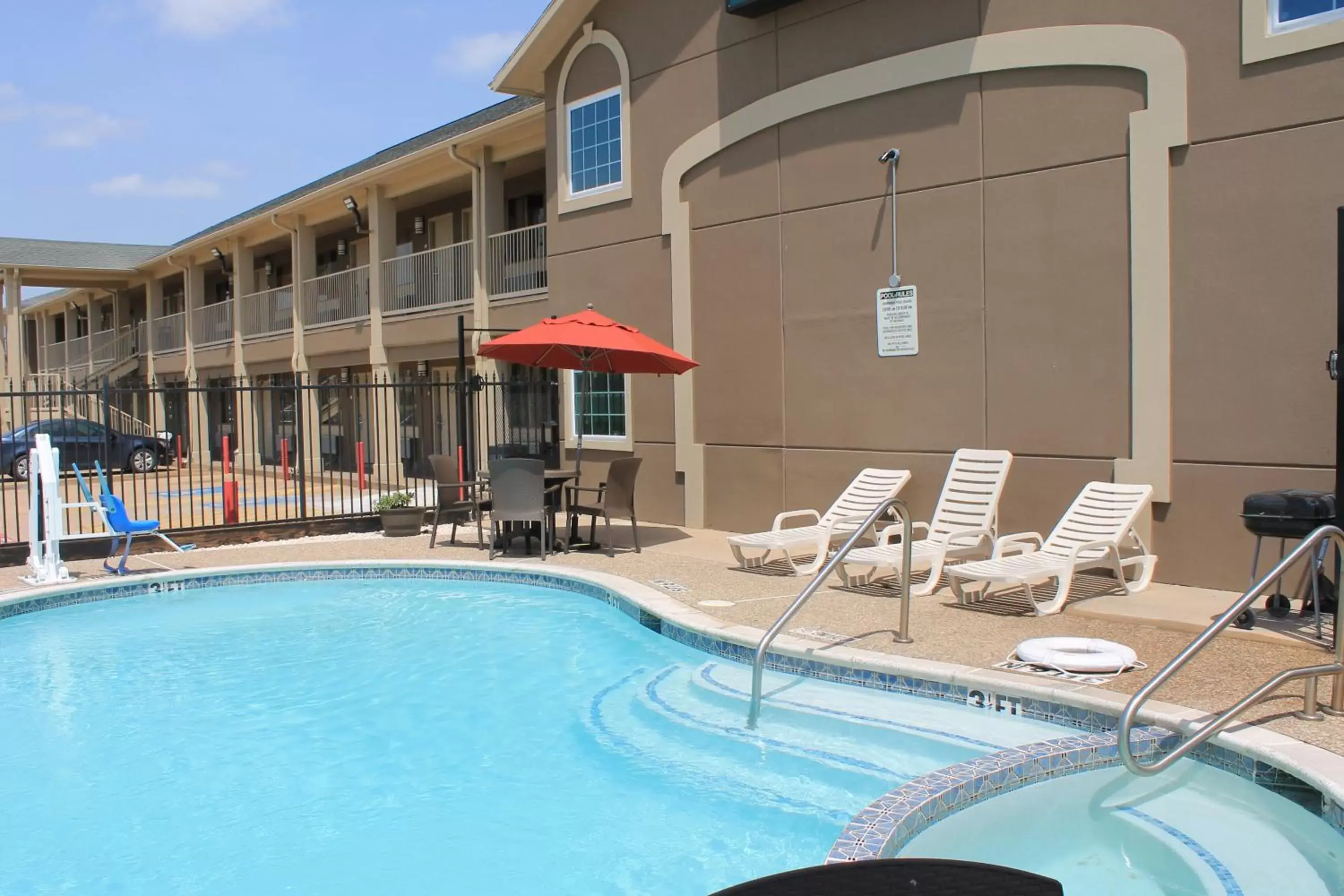 Swimming pool in Quality Inn & Suites Port Arthur - Nederland Swimming pool in Quality Inn & Suites Port Arthur - Nederland