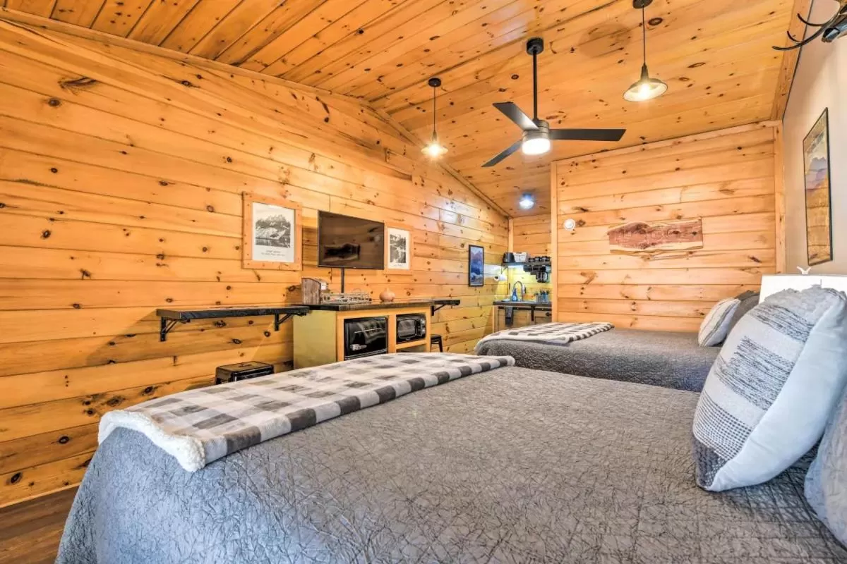 Bed in The Lodge Nantahala River