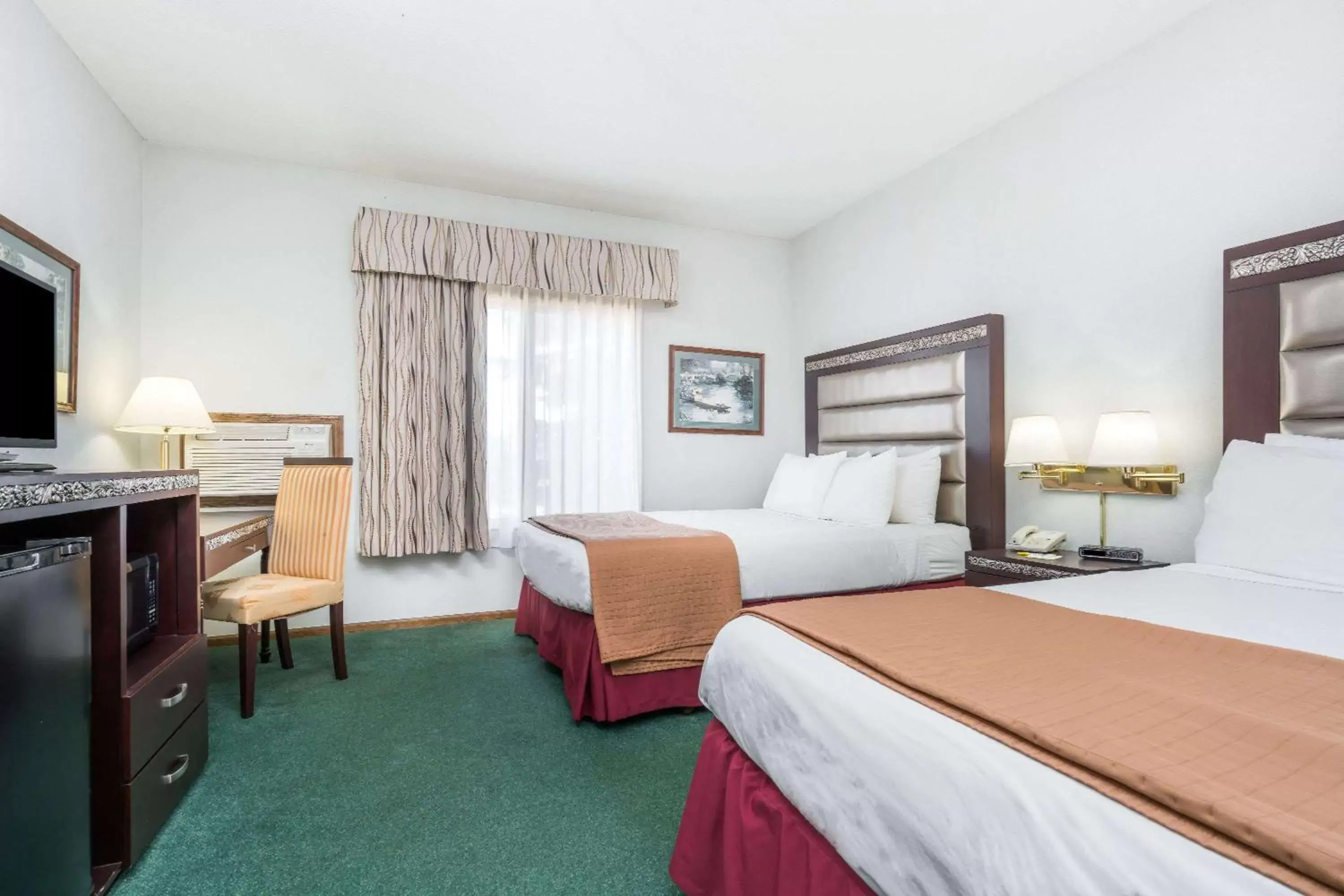 Photo of the whole room, Bed in Days Inn by Wyndham Hutchinson
