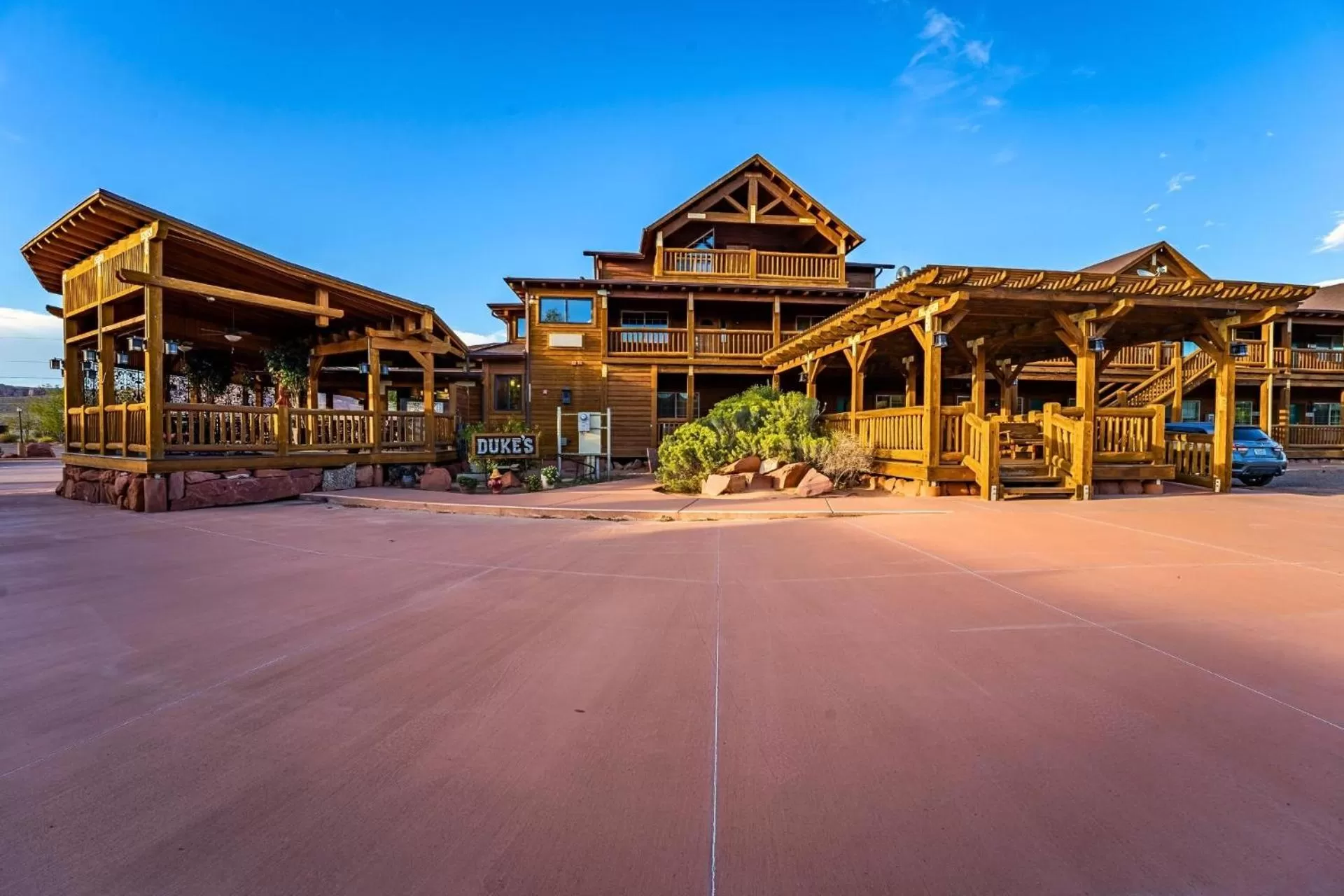 Property building in Desert Rose Resort & Cabins