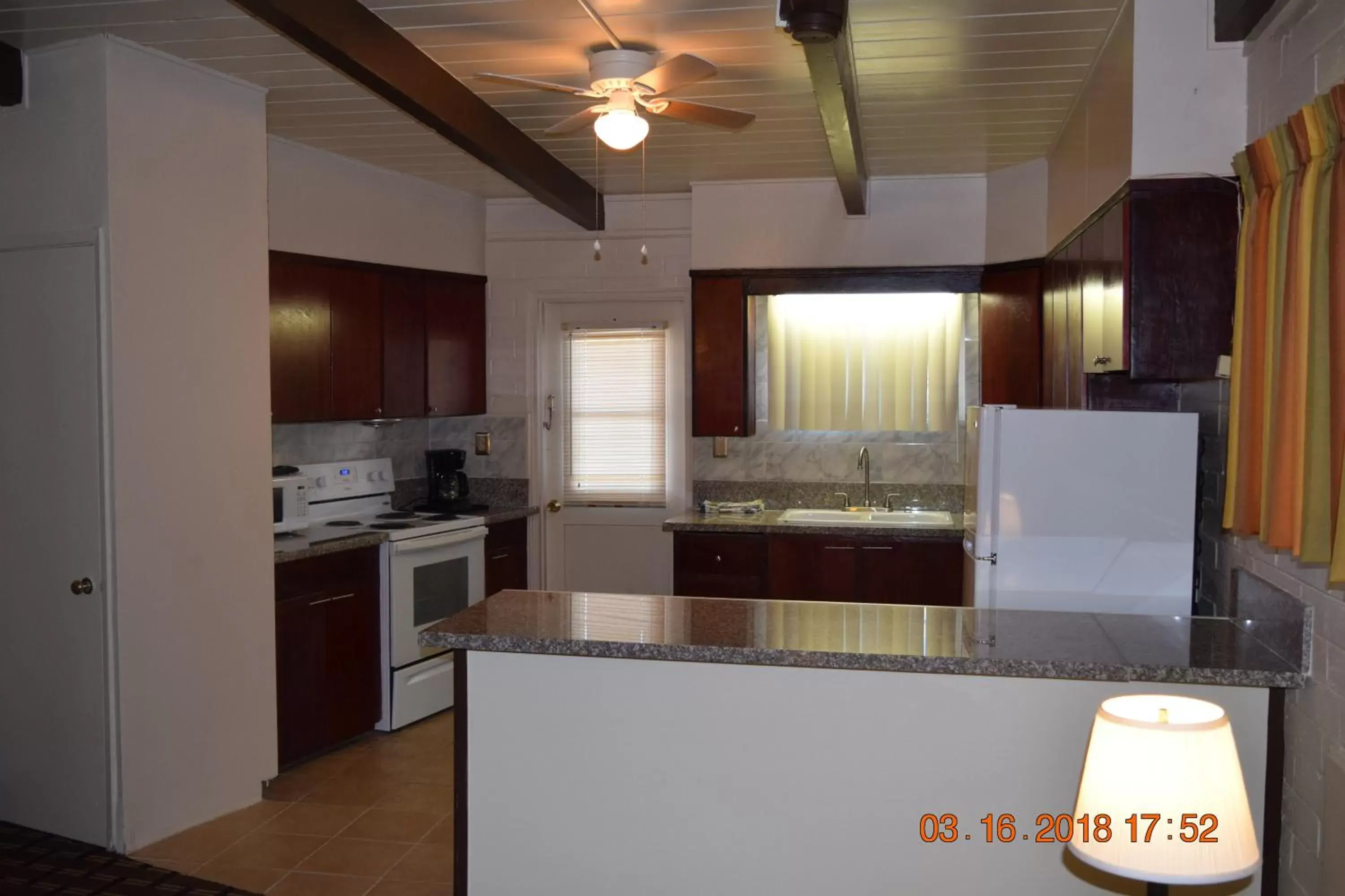 Kitchen/Kitchenette in Stanlunds Inn and Suites