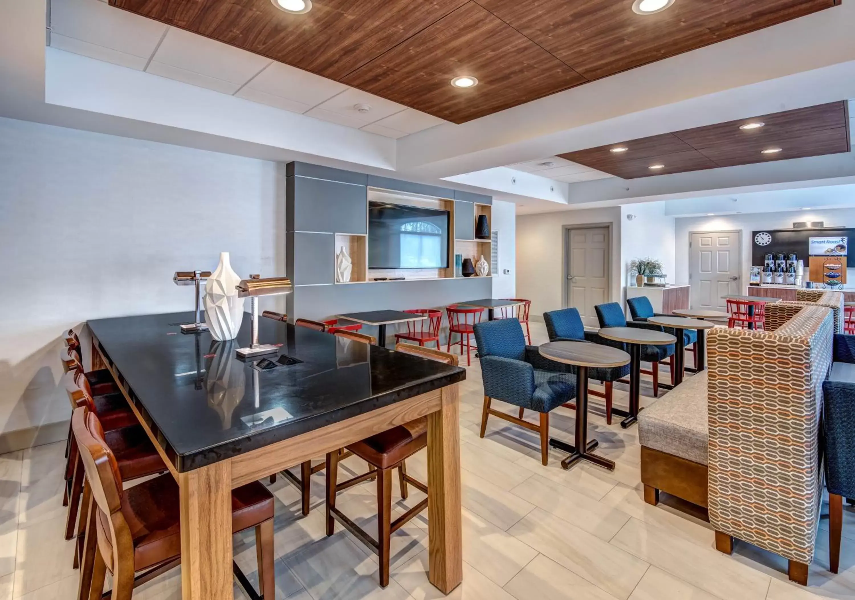 Breakfast in Holiday Inn Express Woodbridge by IHG Breakfast in Holiday Inn Express Woodbridge by IHG