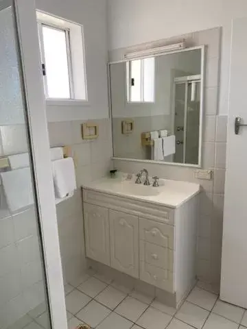 Bathroom in Leisure-Lee Holiday Apartments