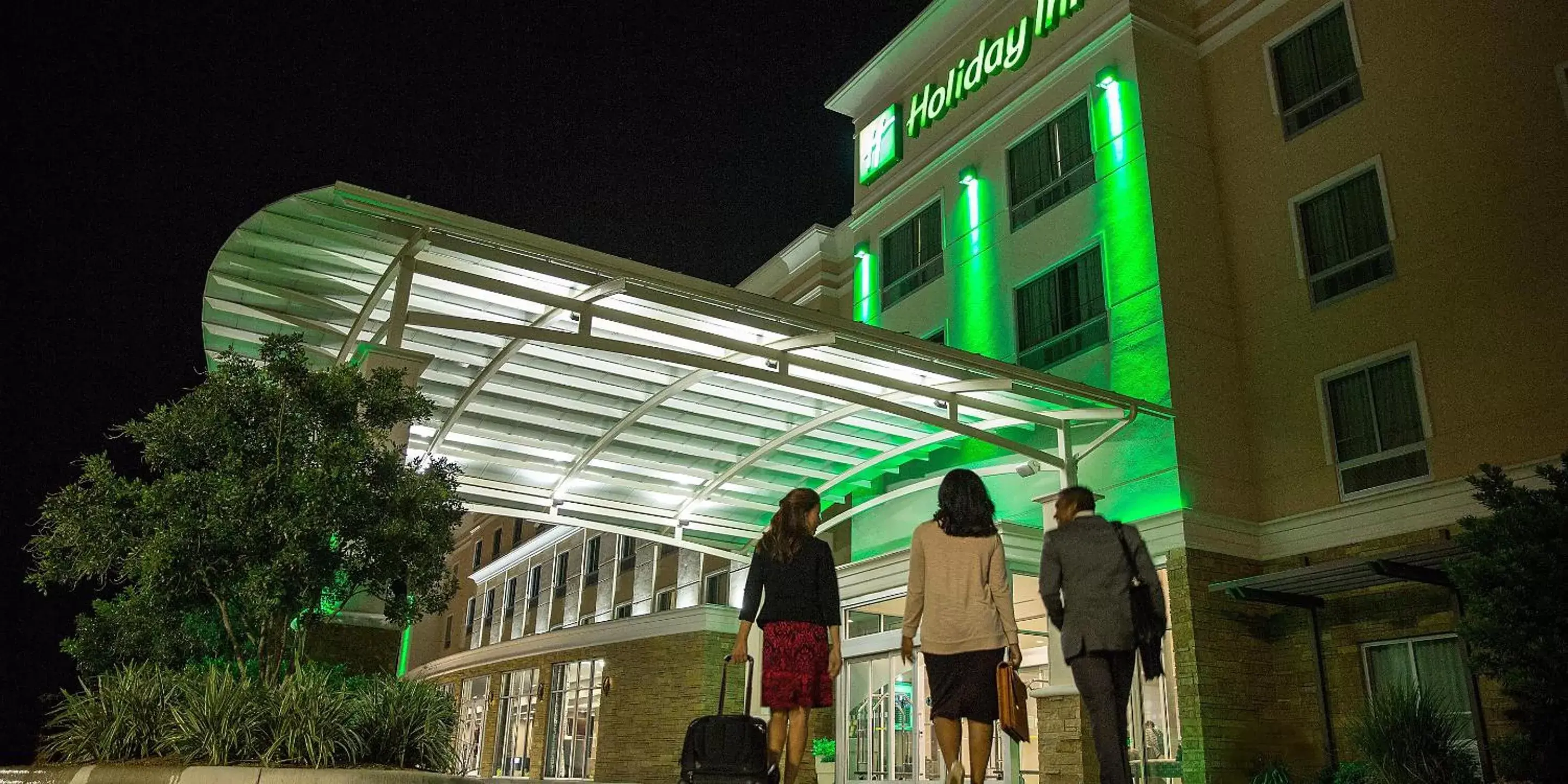 Facade/entrance, Property Building in Holiday Inn - Long Island - ISLIP Arpt East, an IHG Hotel