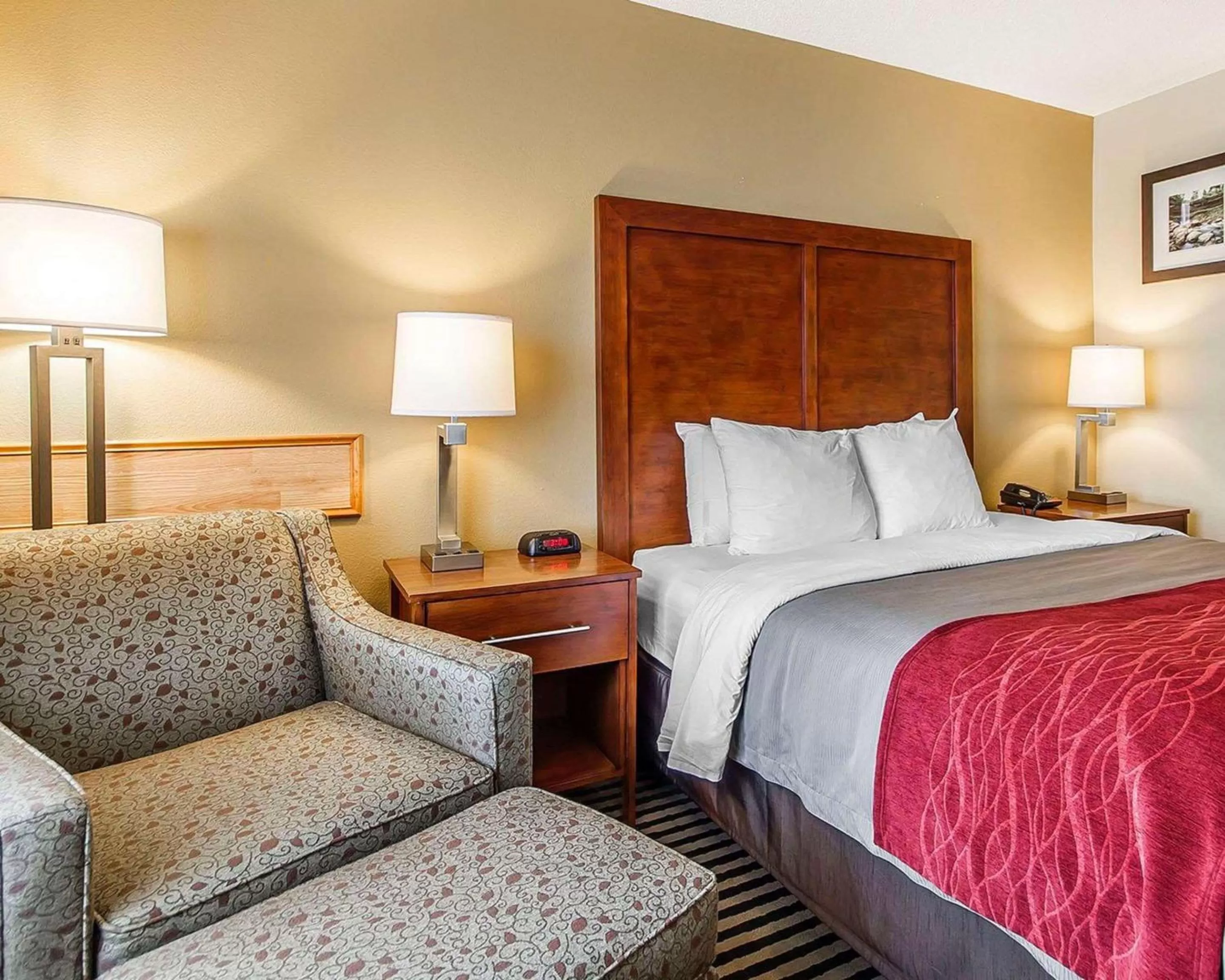 Photo of the whole room, Bed in Comfort Inn Owatonna near Medical Center