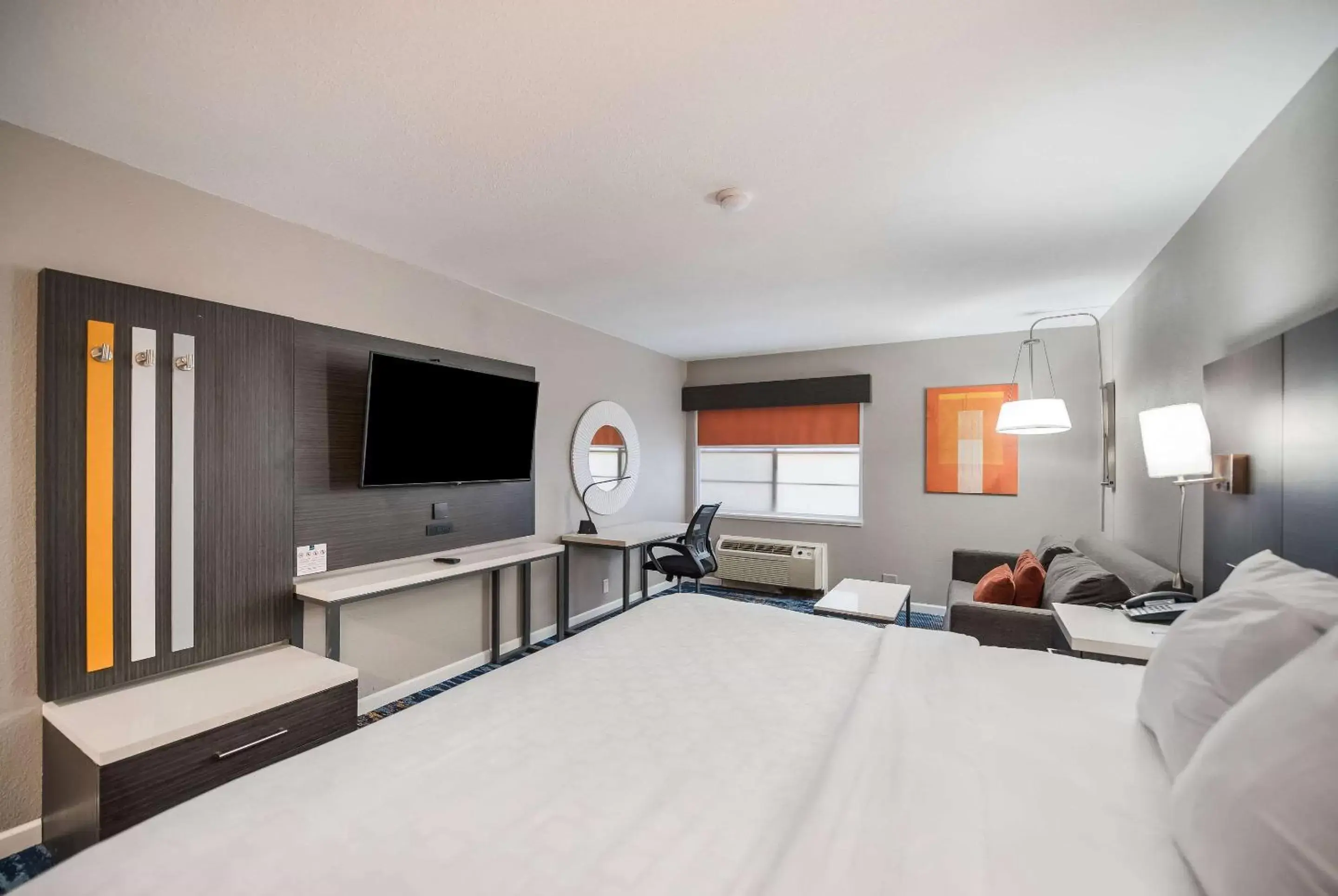 Photo of the whole room, Bed in Clarion Pointe Marshall Photo of the whole room, Bed in Clarion Pointe Marshall