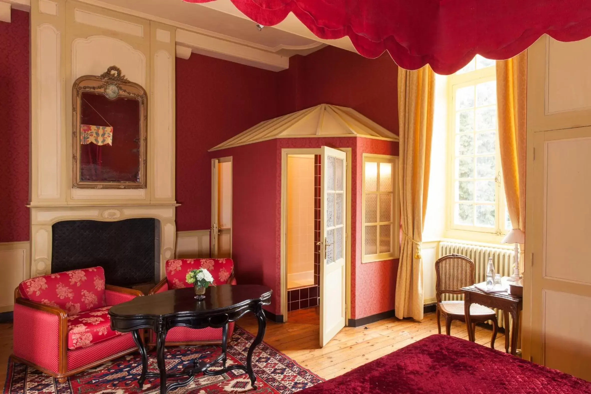 Shower, Seating Area in Château de La Ballue - Les Collectionneurs