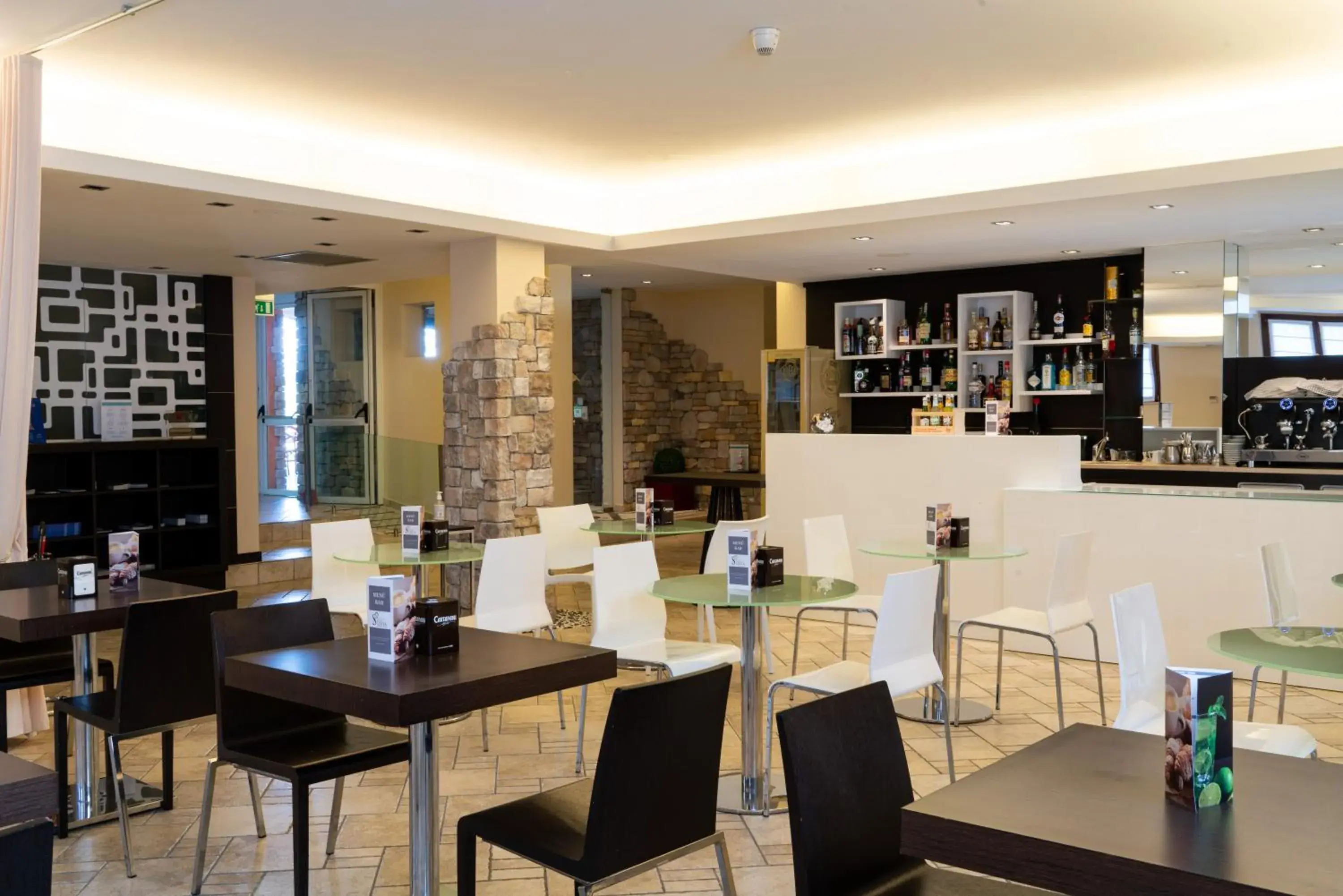 Lounge or bar, Restaurant/Places to Eat in AHG Donna Silvia Hotel Wellness & SPA