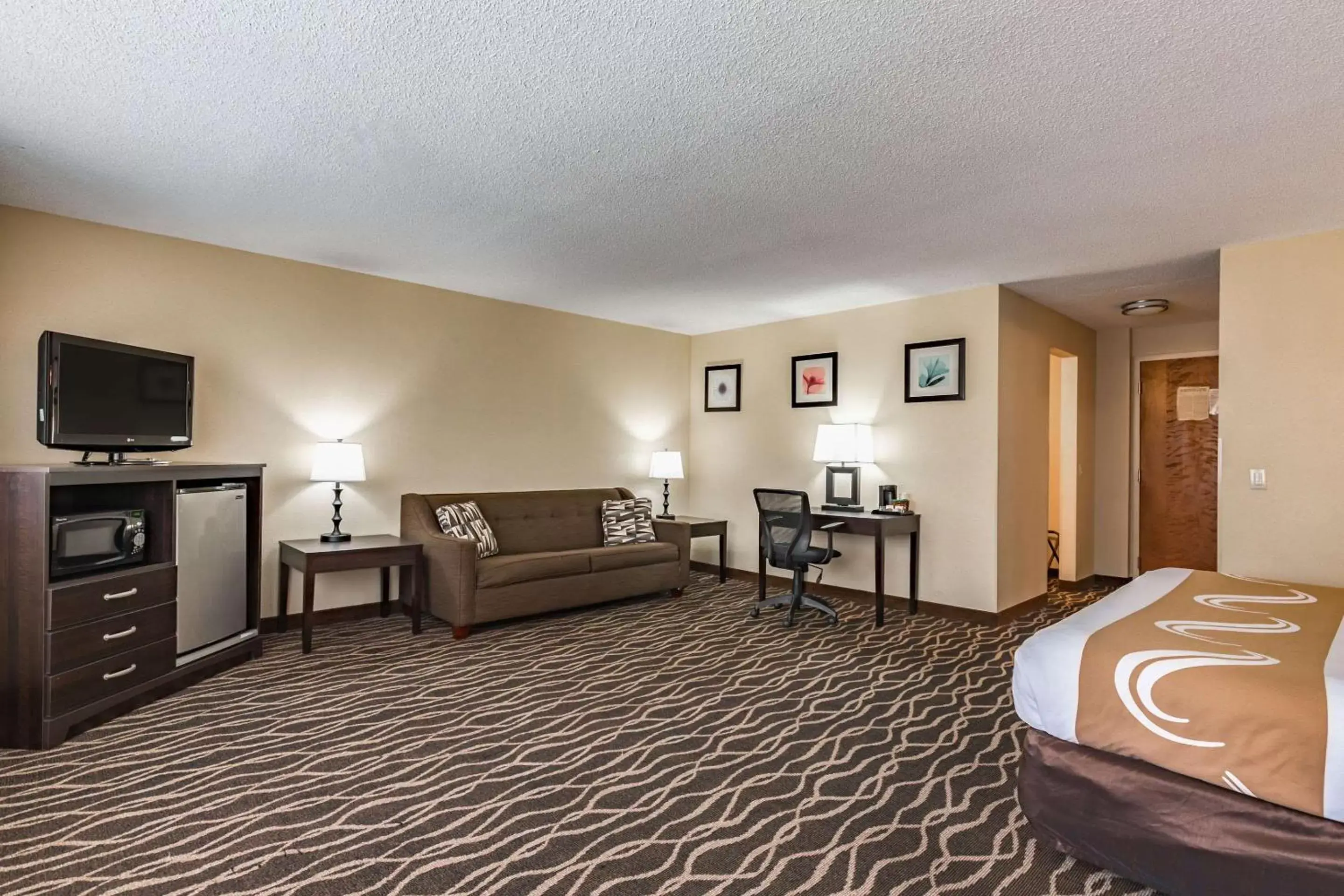 Photo of the whole room, Seating Area in Quality Inn Schenectady - Albany