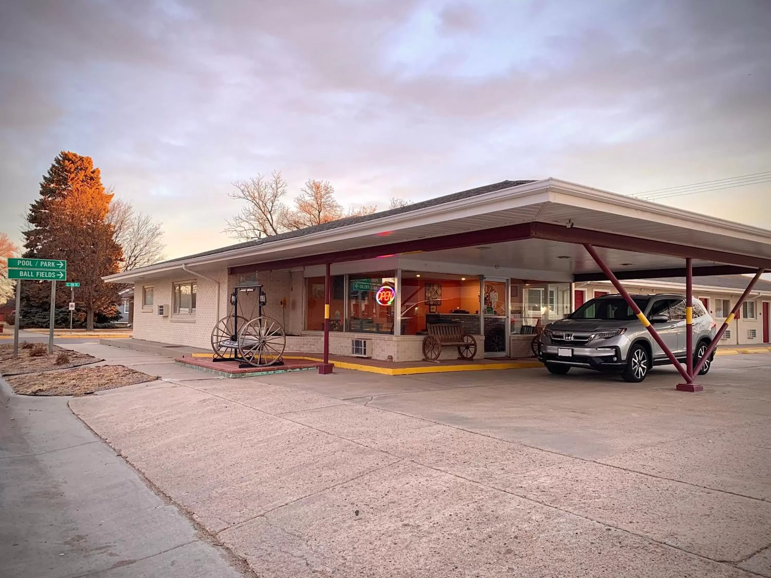 Property Building in Annie Oakley Motel Oakley