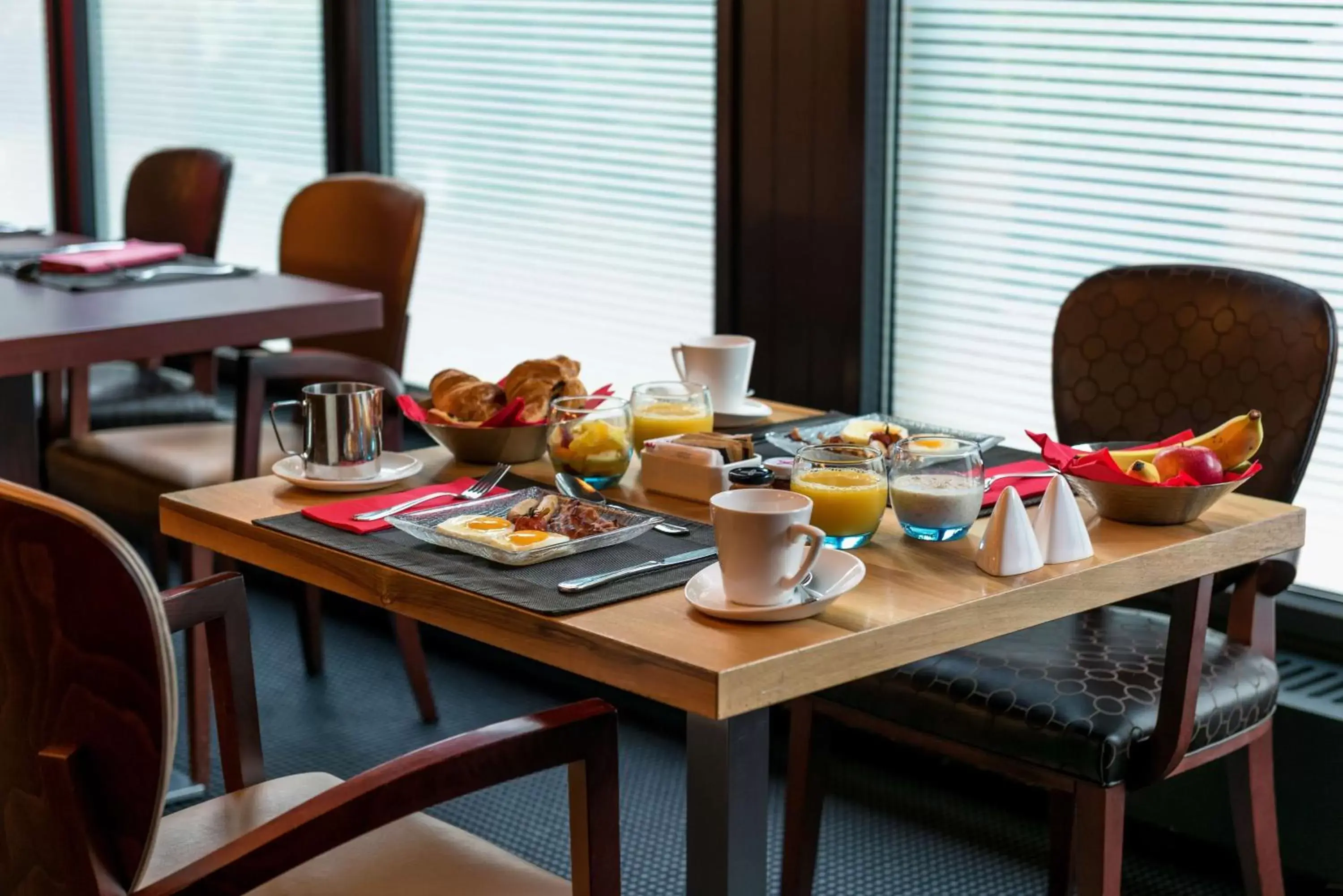 Restaurant/places to eat, Breakfast in Hilton Geneva Hotel and Conference Centre