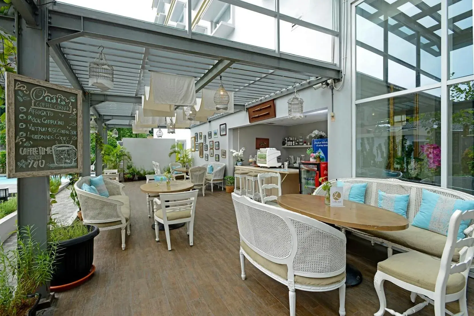 Lounge or bar, Restaurant/Places to Eat in La Lisa Hotel Surabaya