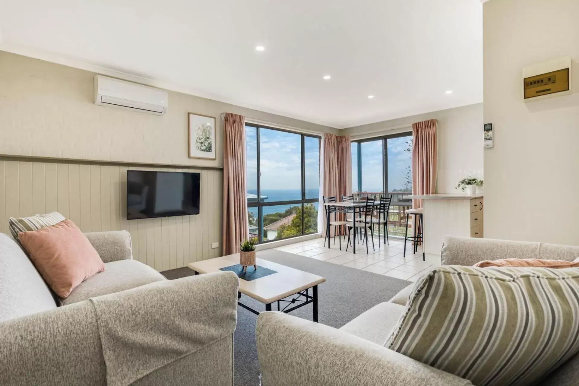 Living room, Seating Area in Heritage House Motel & Units