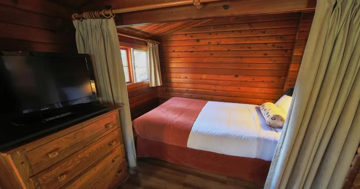 Bed in Jasper House Bungalows