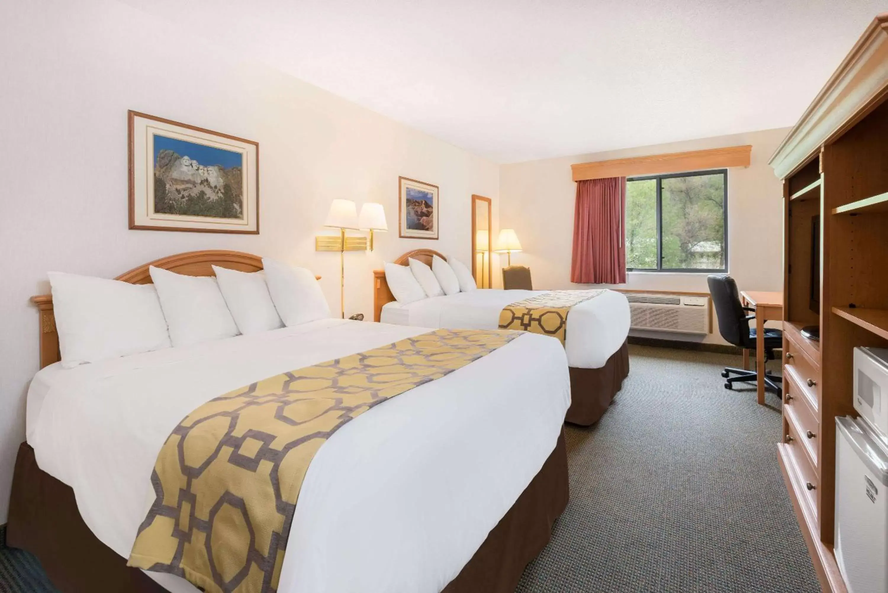 Photo of the whole room, Bed in Baymont by Wyndham Hot Springs