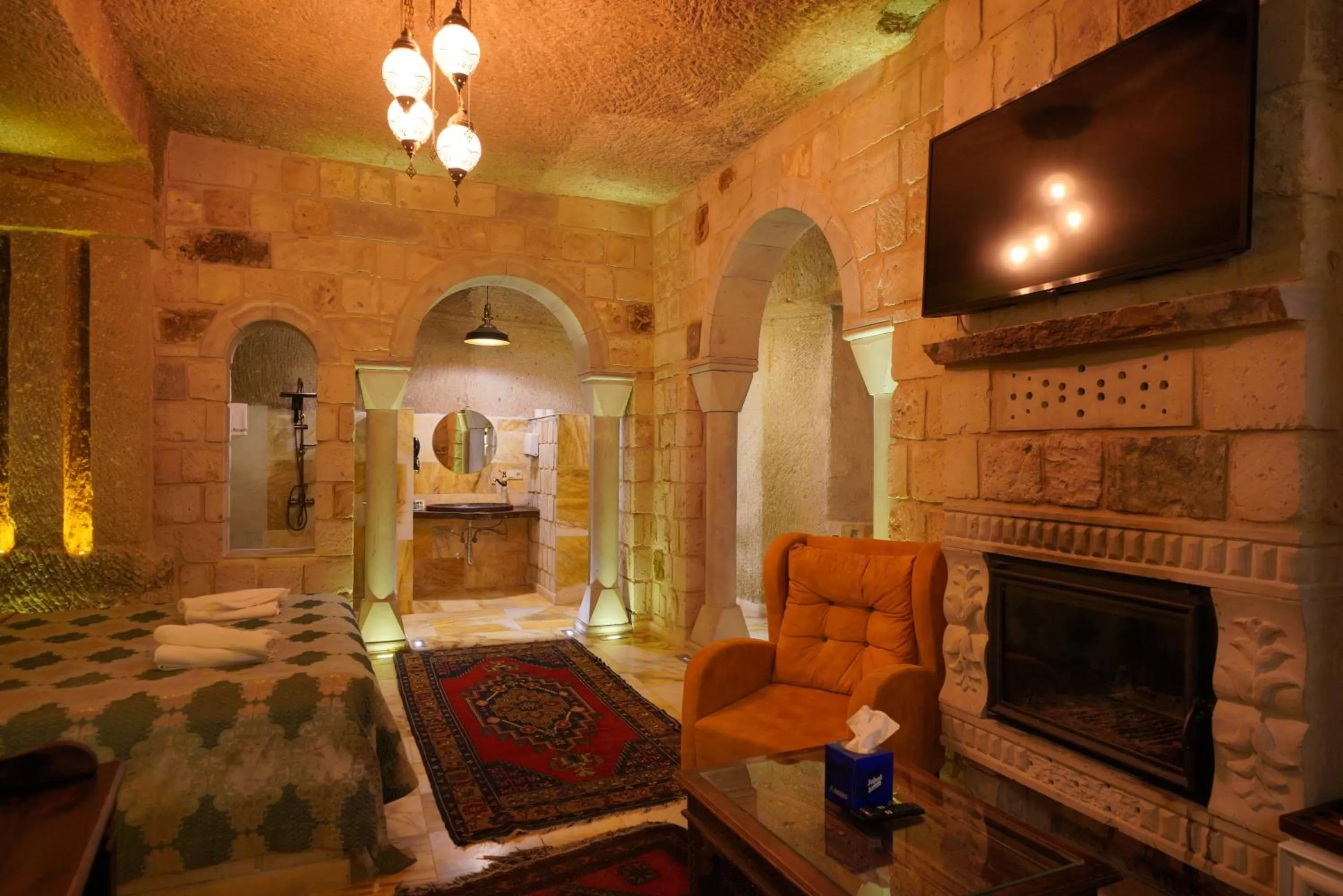 Photo of the whole room in Shoestring Cave House