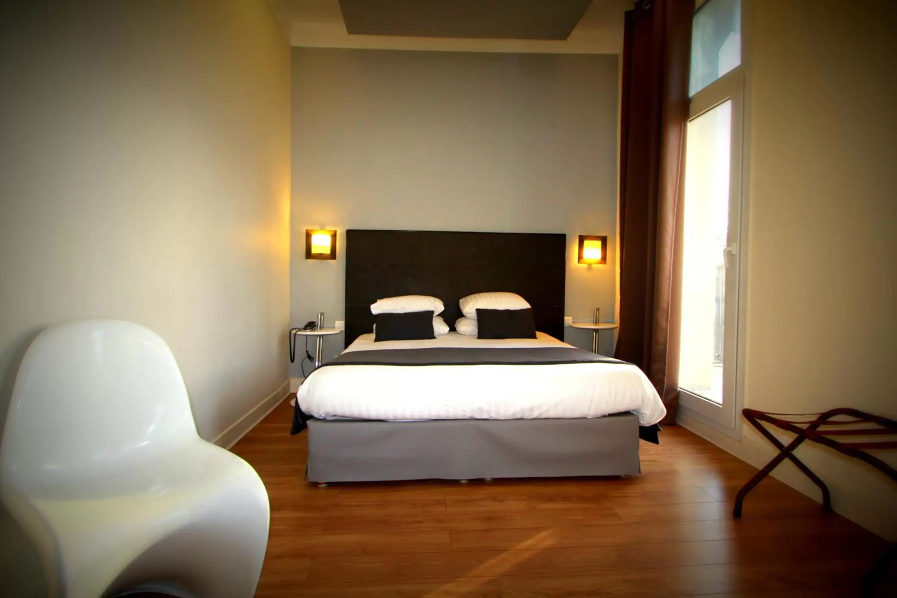 Photo of the whole room, Bed in Hôtel Amirauté