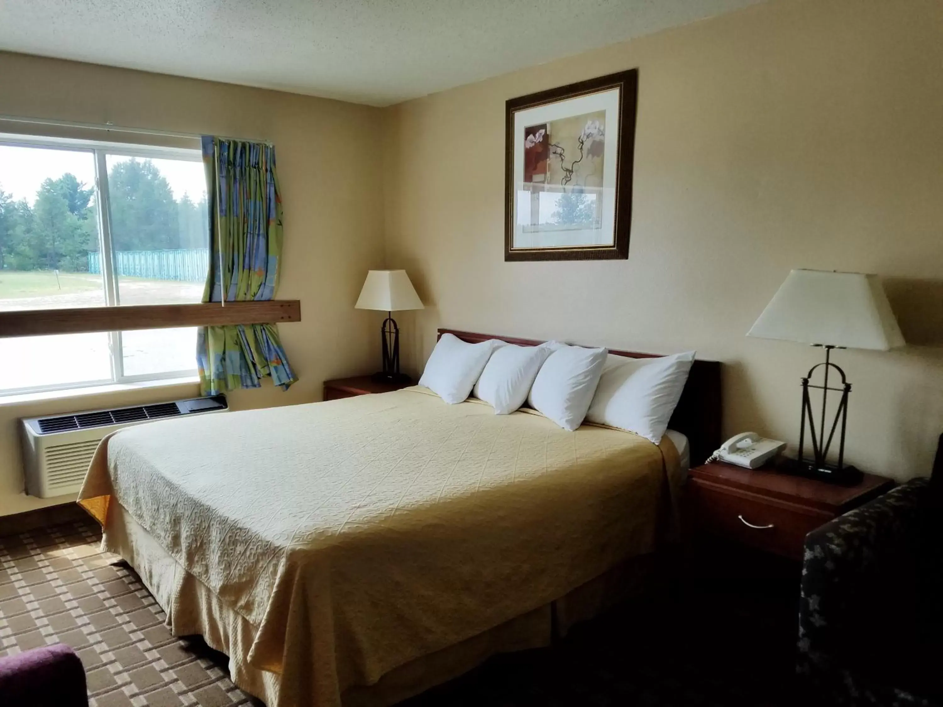 Bedroom, Bed in Inn of the Pines