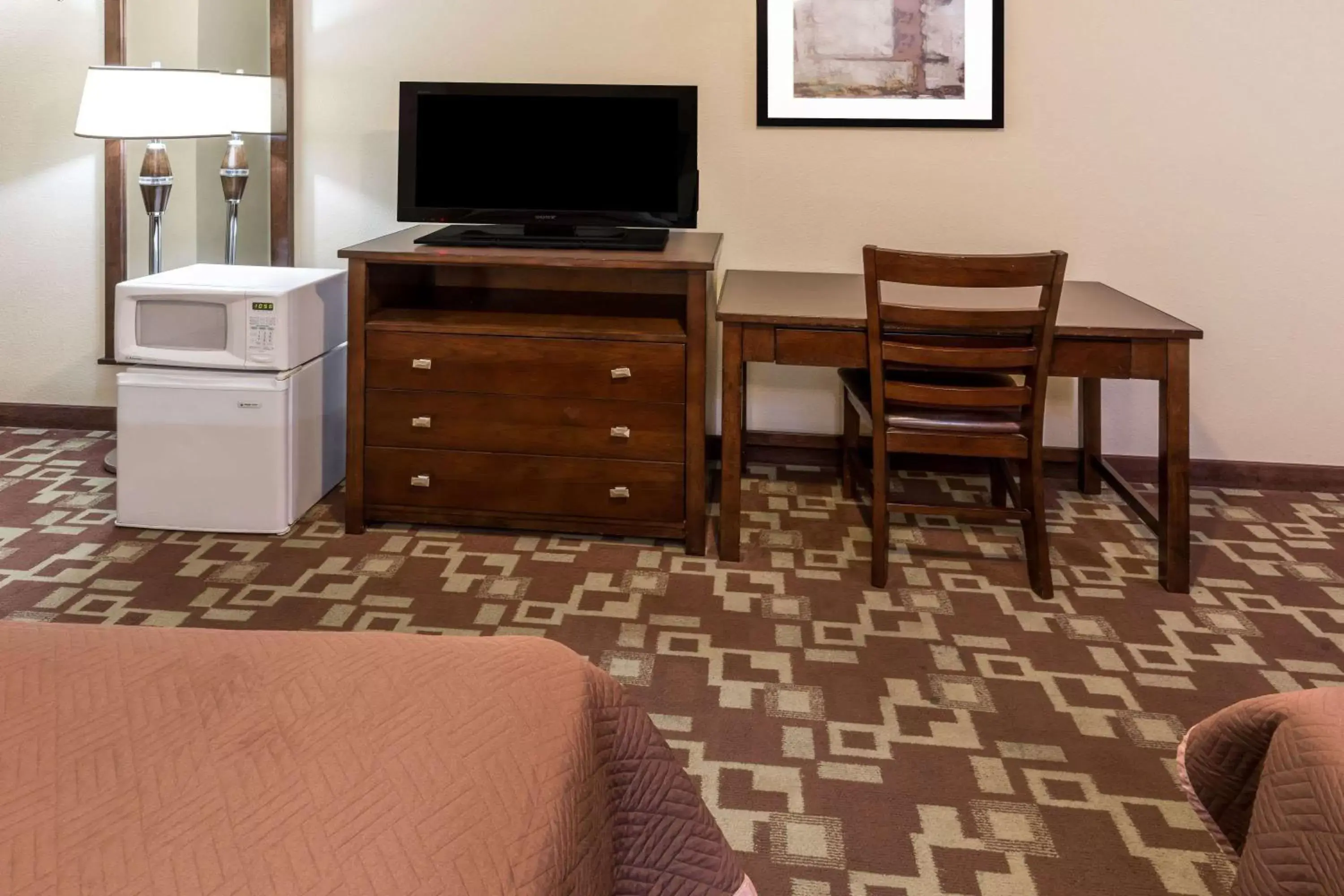Photo of the whole room, TV/Entertainment Center in Travelodge by Wyndham Newport