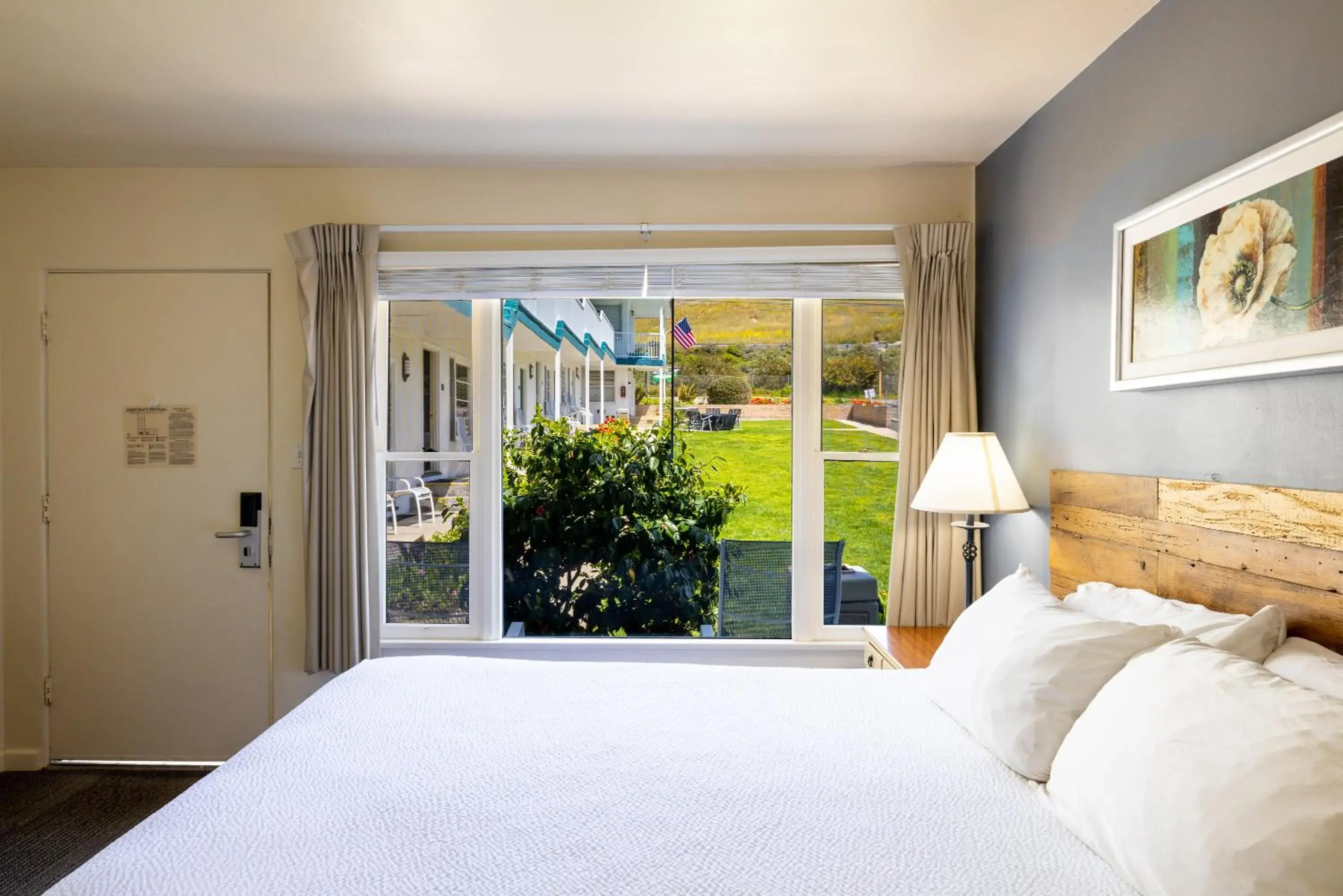 Bedroom, Bed in Tides Oceanview Inn and Cottages