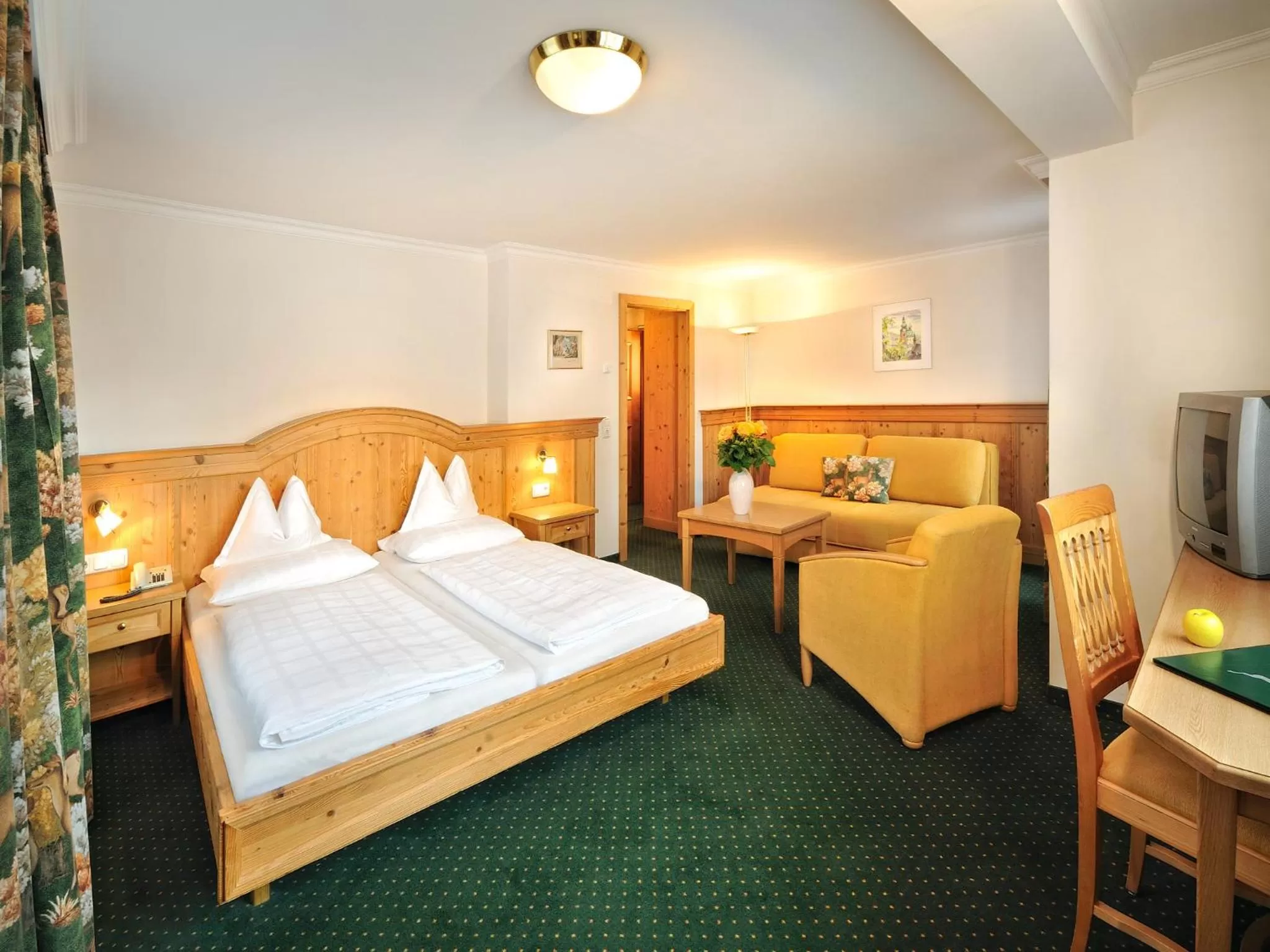 Photo of the whole room, Bed in Hotel zum Hirschen Zell am See