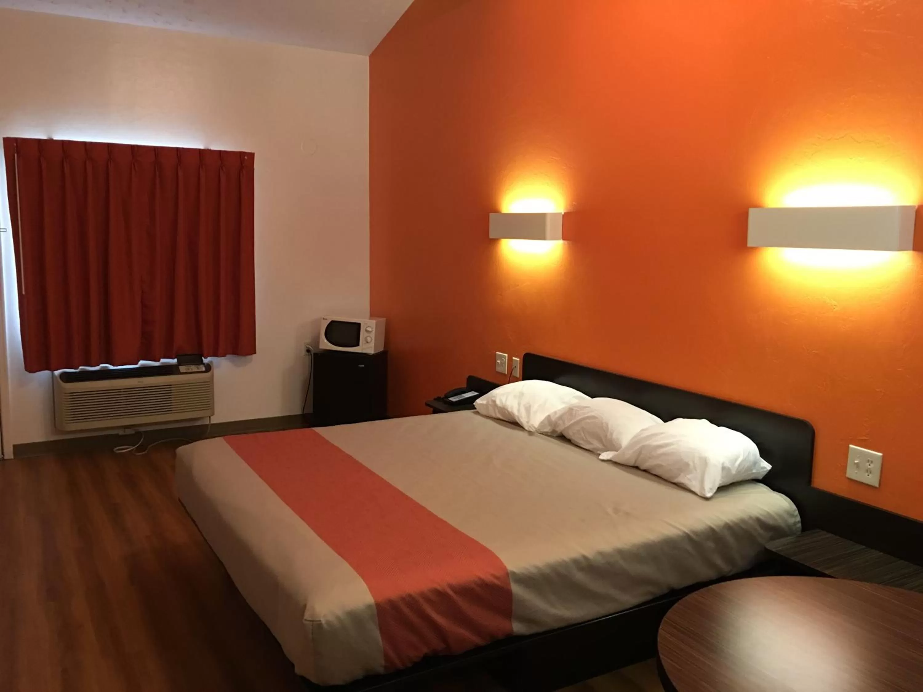 Bed in Motel 6-Globe, AZ