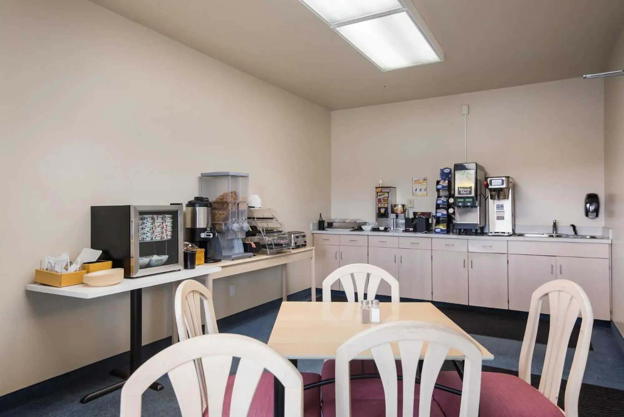 Dining area, Restaurant/Places to Eat in Red Lion Inn & Suites Butte