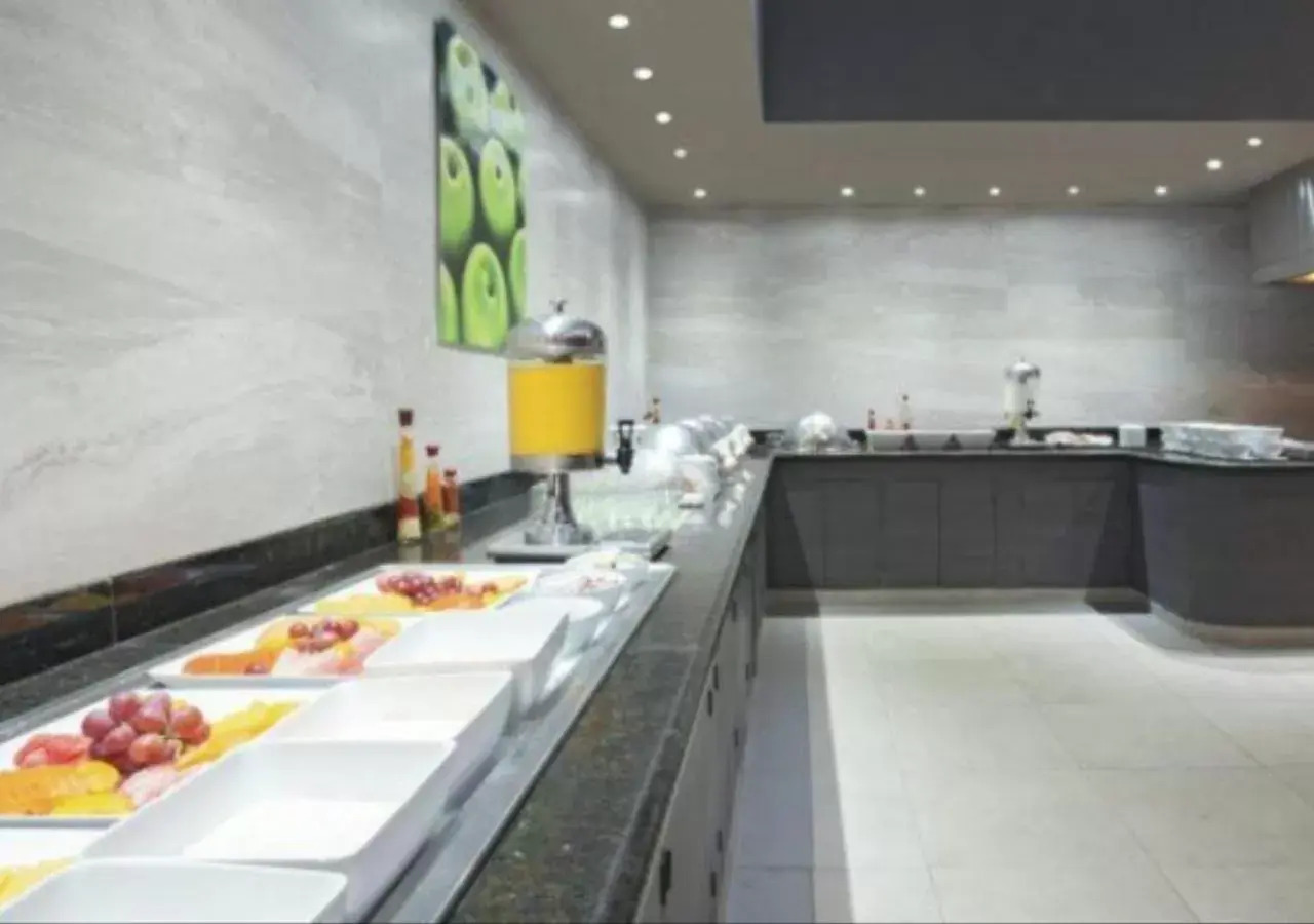 Restaurant/places to eat, Kitchen/Kitchenette in CHN Hotel Monterrey Centro, Trademark Collection by Wyndham