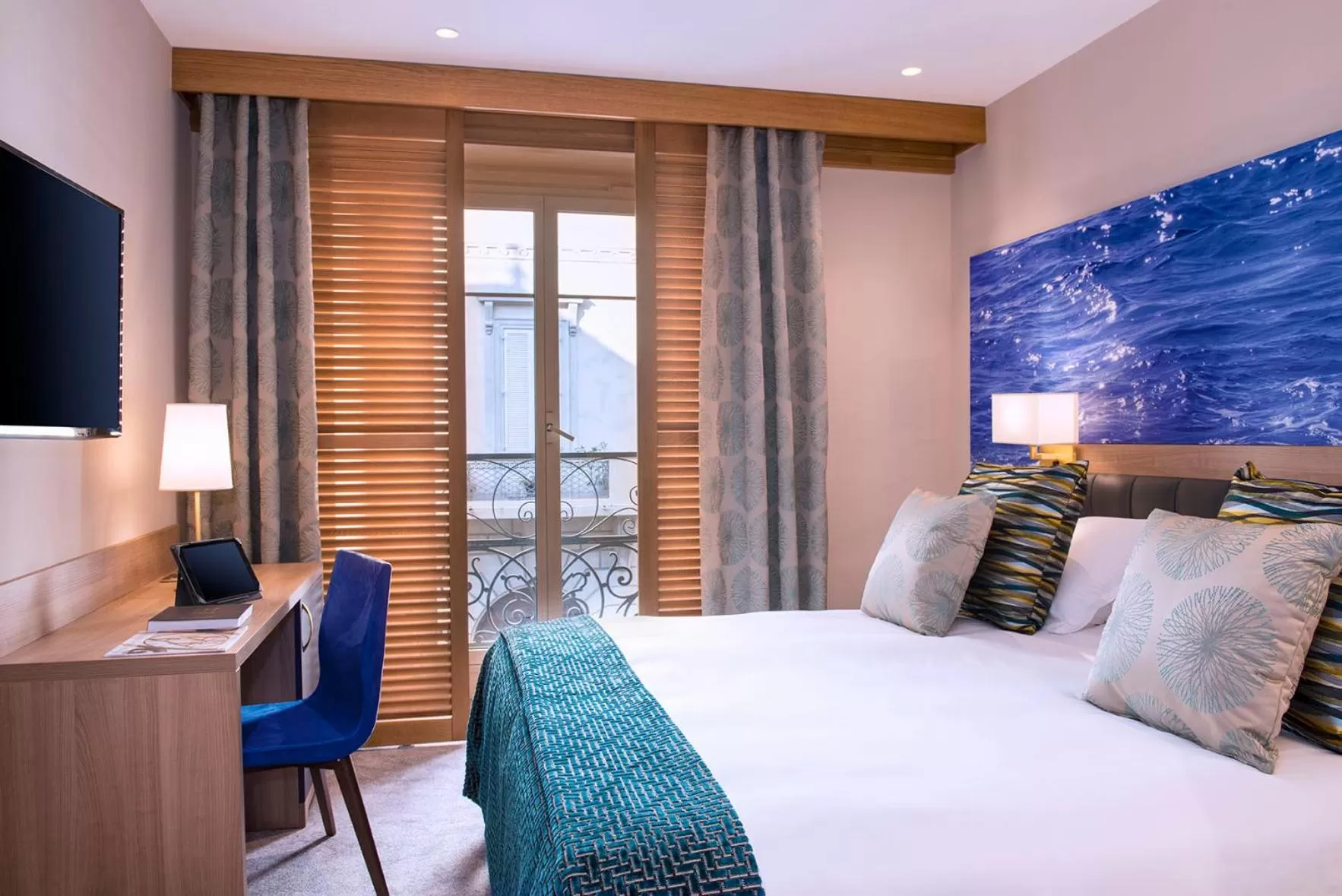 Bed in Hotel Beau Rivage