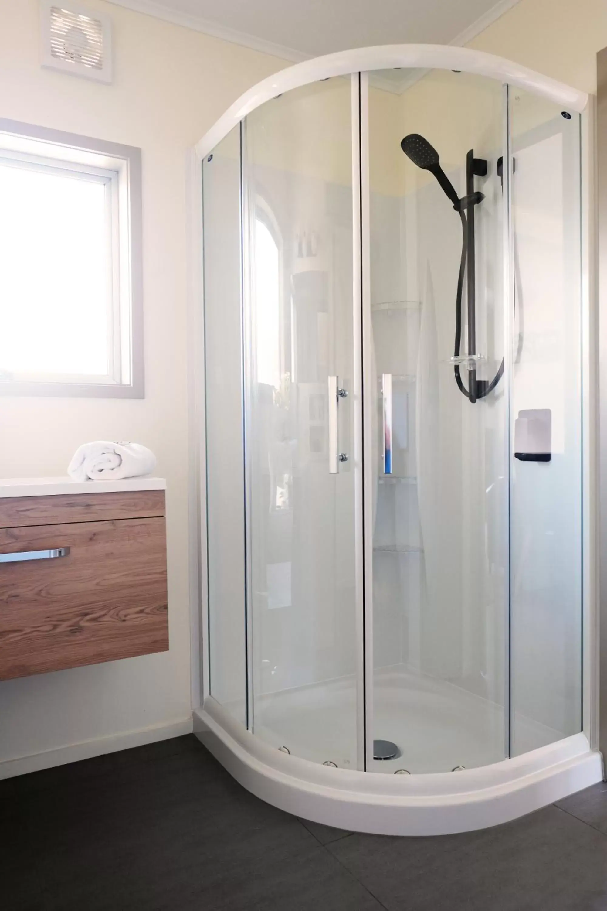 Shower, Bathroom in Tairua Shores Motel