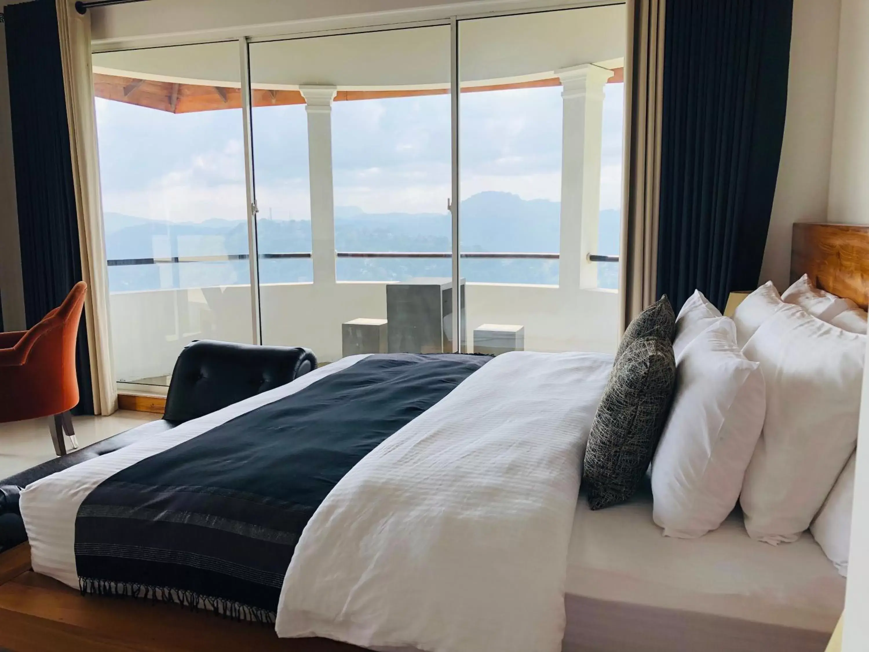 King Suite with Balcony in The Heavens Villa Kandy King Suite with Balcony in The Heavens Villa Kandy