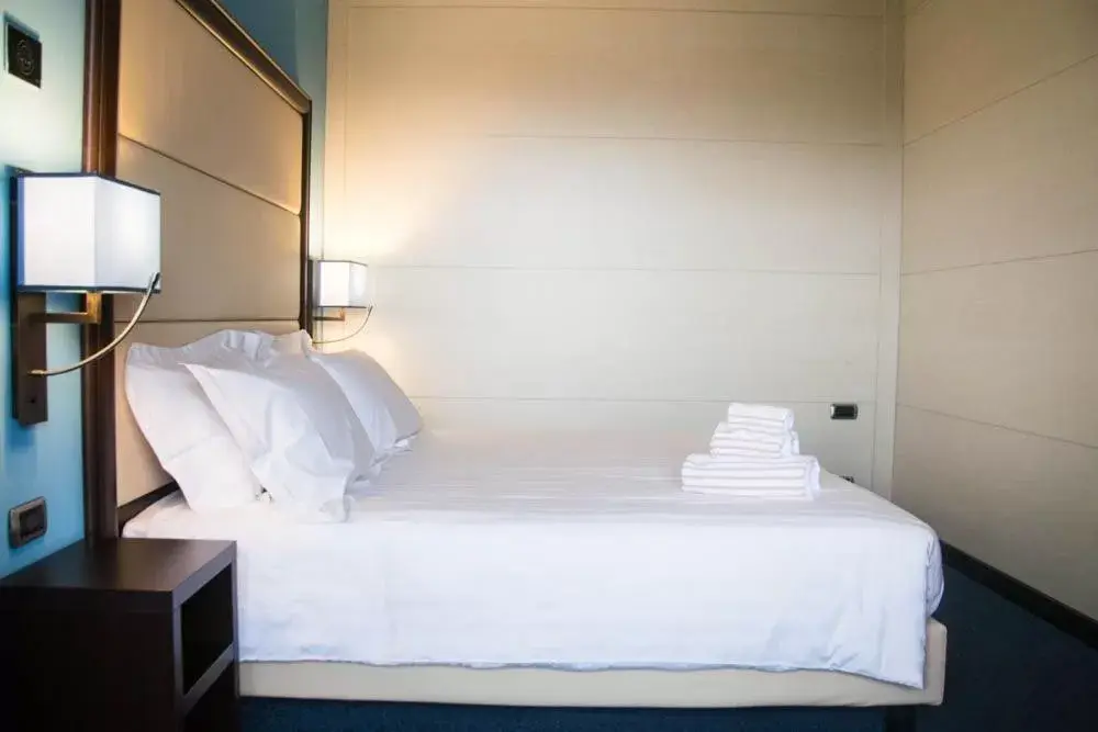 Bedroom, Bed in Palace Hotel Legnano Bedroom, Bed in Palace Hotel Legnano