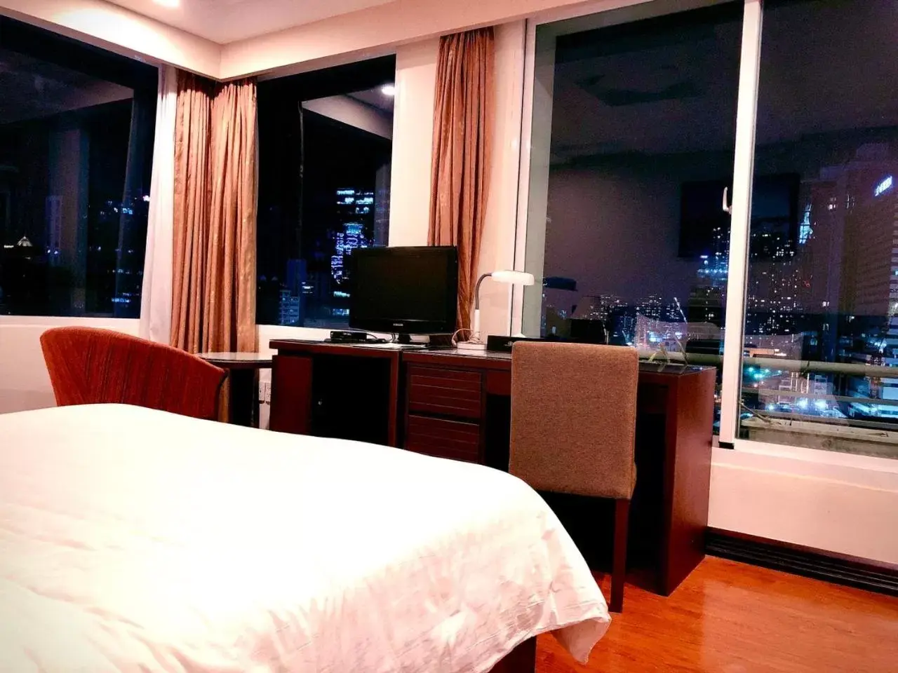 City view, TV/Entertainment Center in Northern Saigon Hotel