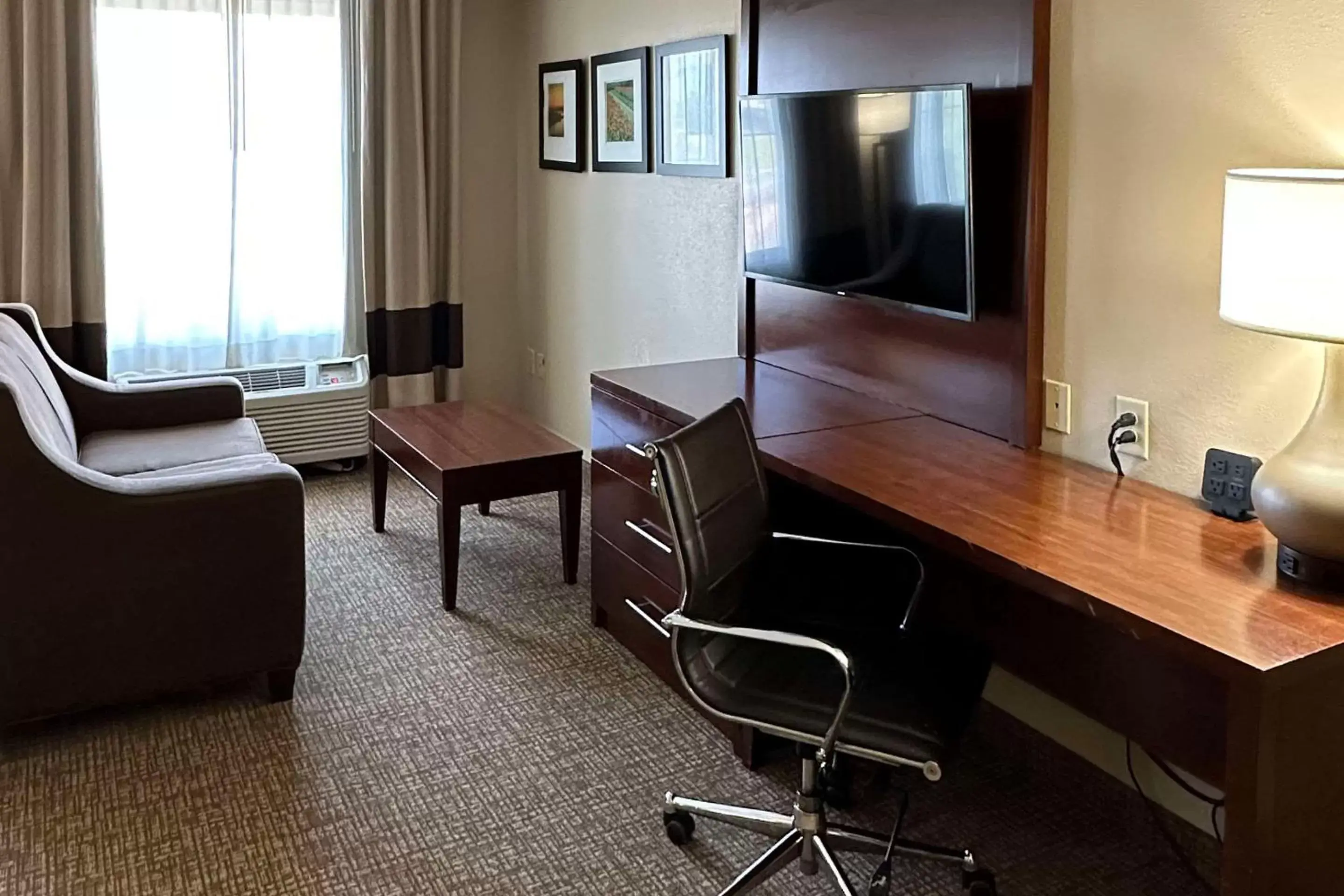 Bedroom, TV/Entertainment Center in Comfort Suites Airport Charlotte